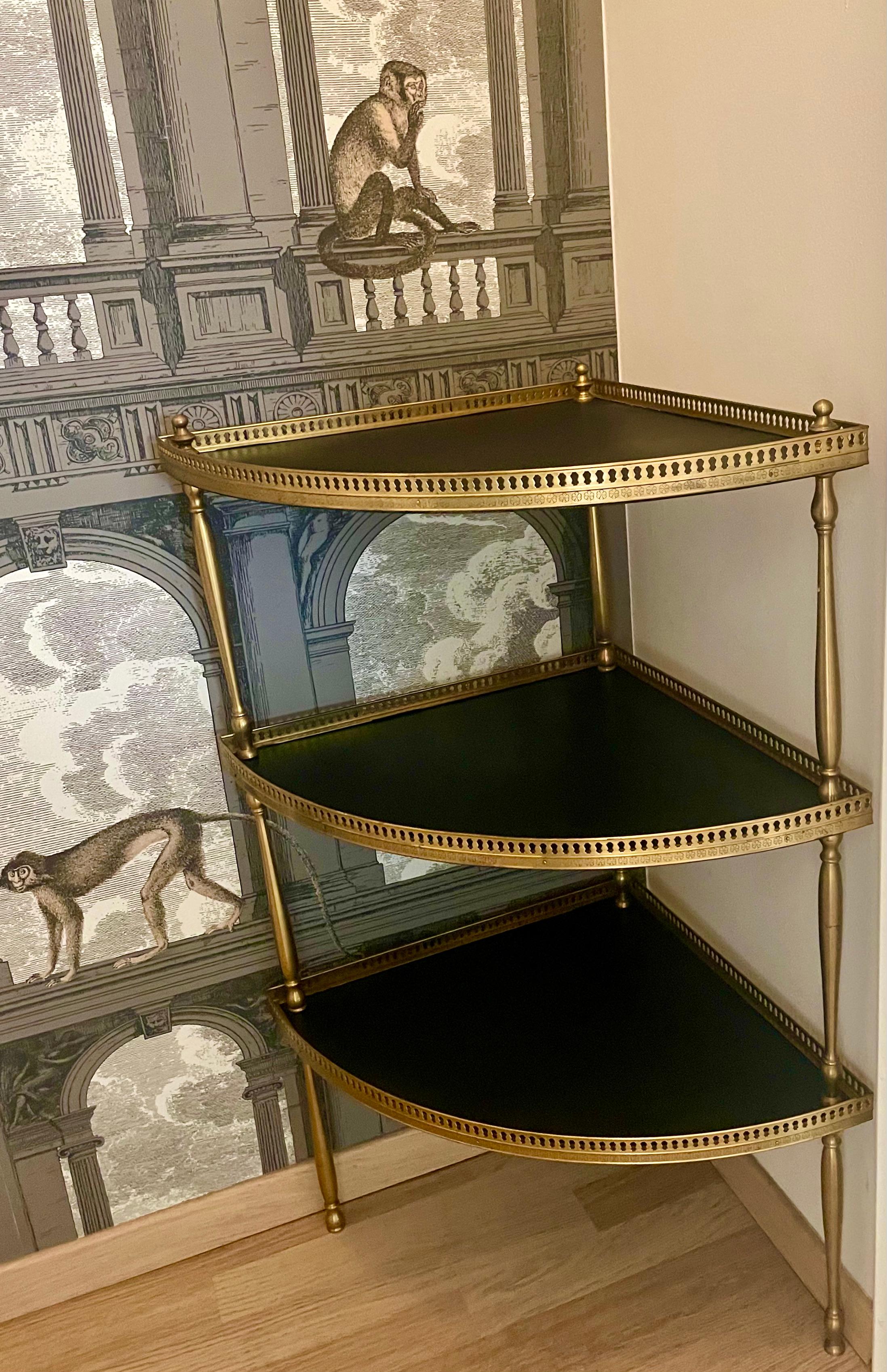 Eleganter Ecktisch im Stil von Ludwig XVI., der Maison Jansen zugeschrieben wird. 2