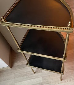 Table d'angle élégante dans le style Louis XVI attribuée à la Maison Jansen.