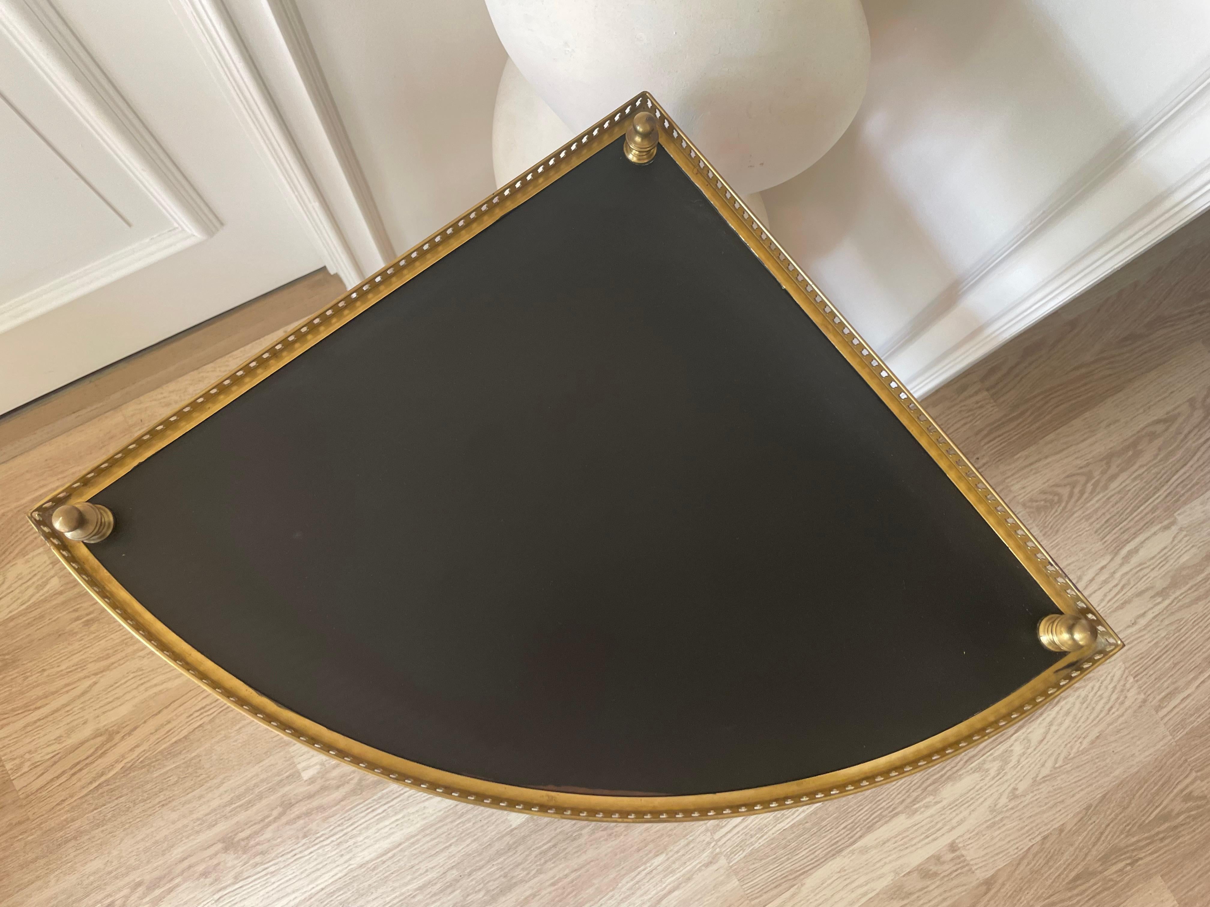 Eleganter Ecktisch im Stil von Ludwig XVI., der Maison Jansen zugeschrieben wird. (Louis XVI.)
