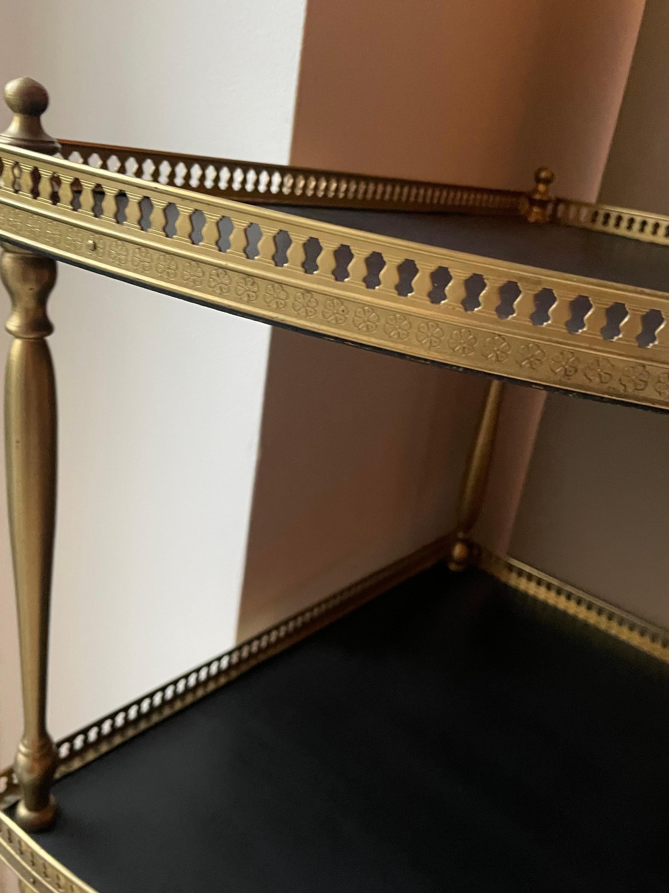 Eleganter Ecktisch im Stil von Ludwig XVI., der Maison Jansen zugeschrieben wird. im Zustand „Gut“ in Brussels, BE
