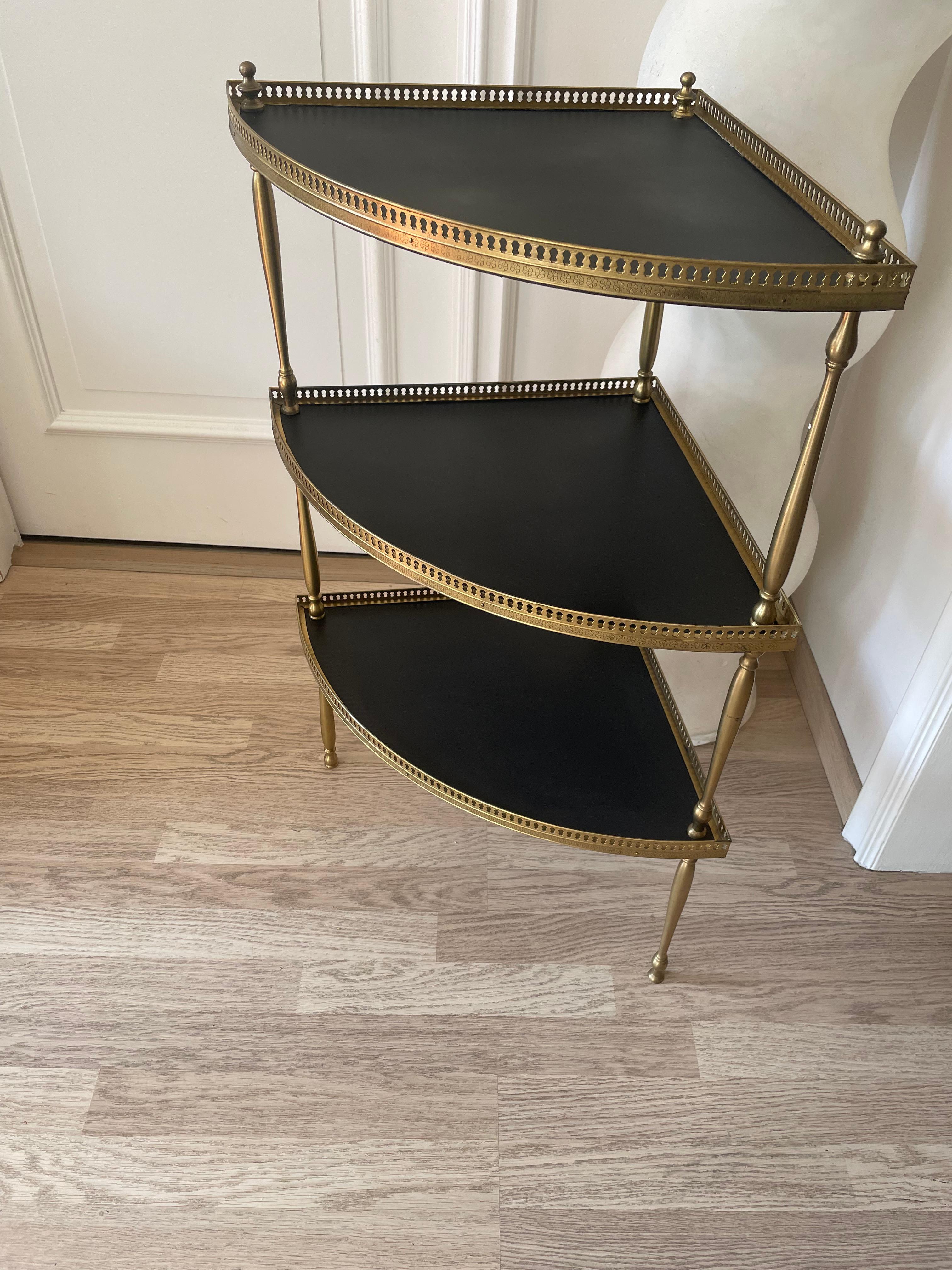Eleganter Ecktisch im Stil von Ludwig XVI., der Maison Jansen zugeschrieben wird. (20. Jahrhundert)