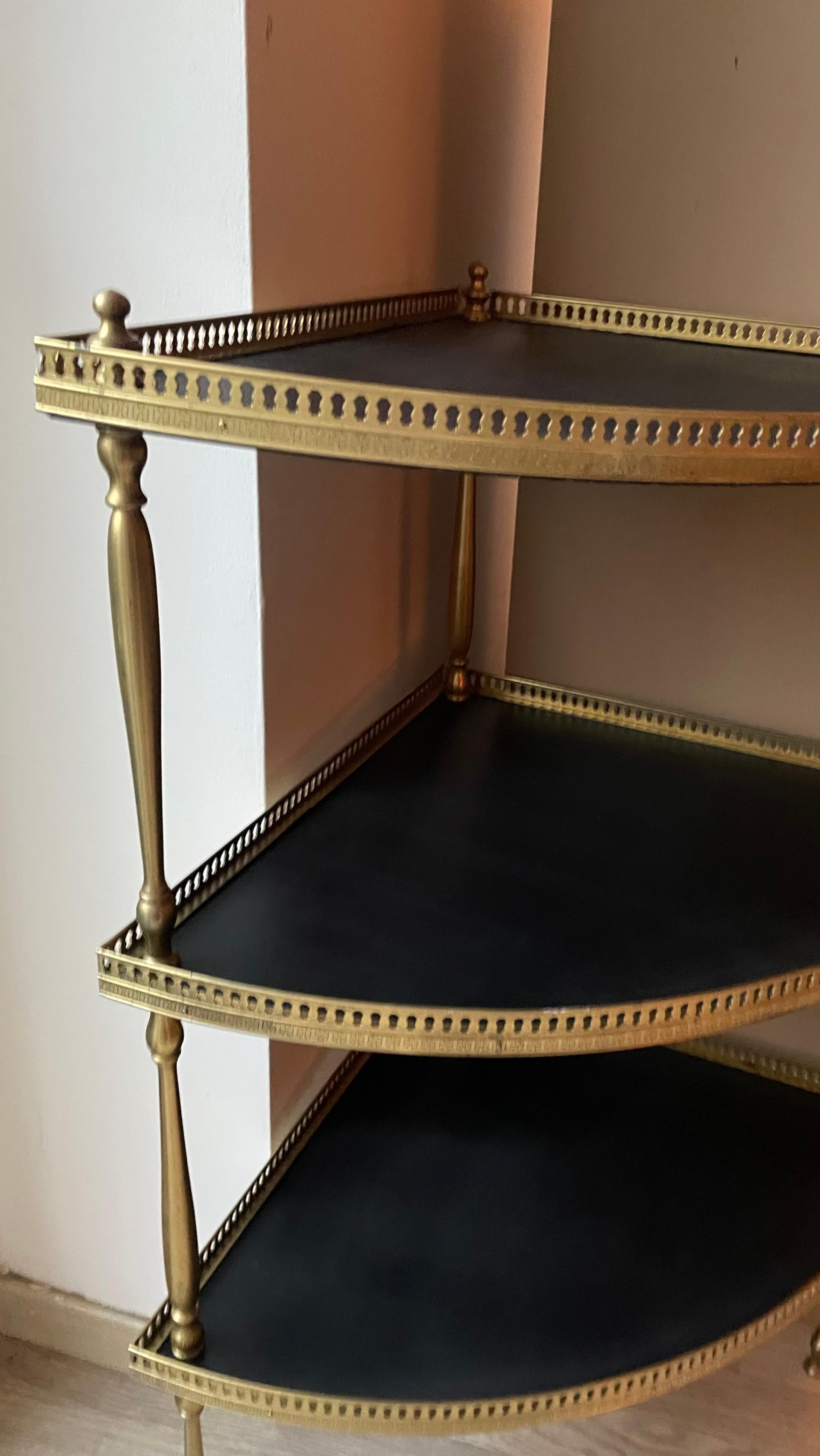 Eleganter Ecktisch im Stil von Ludwig XVI., der Maison Jansen zugeschrieben wird. (Messing)