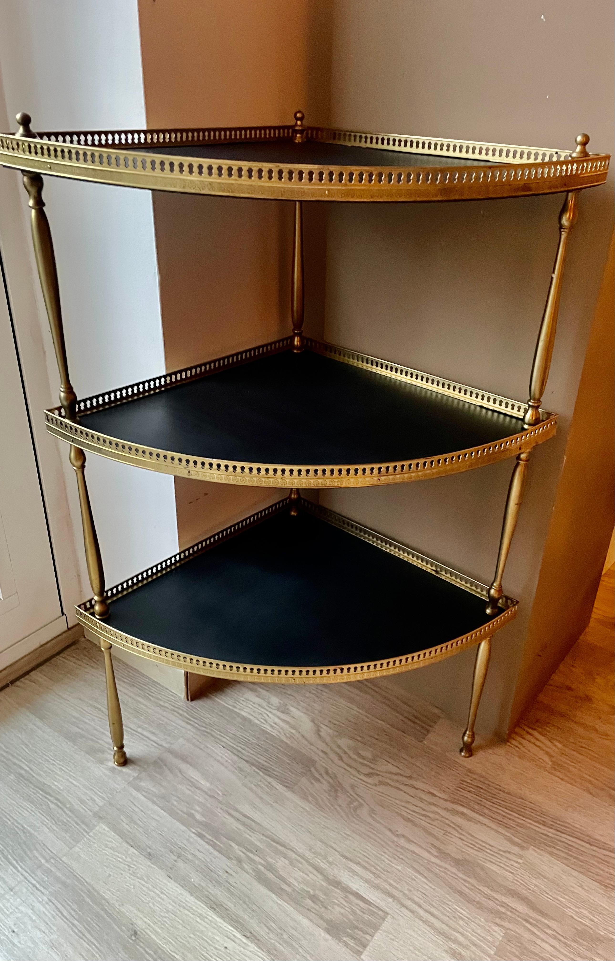 Eleganter Ecktisch im Stil von Ludwig XVI., der Maison Jansen zugeschrieben wird. 1