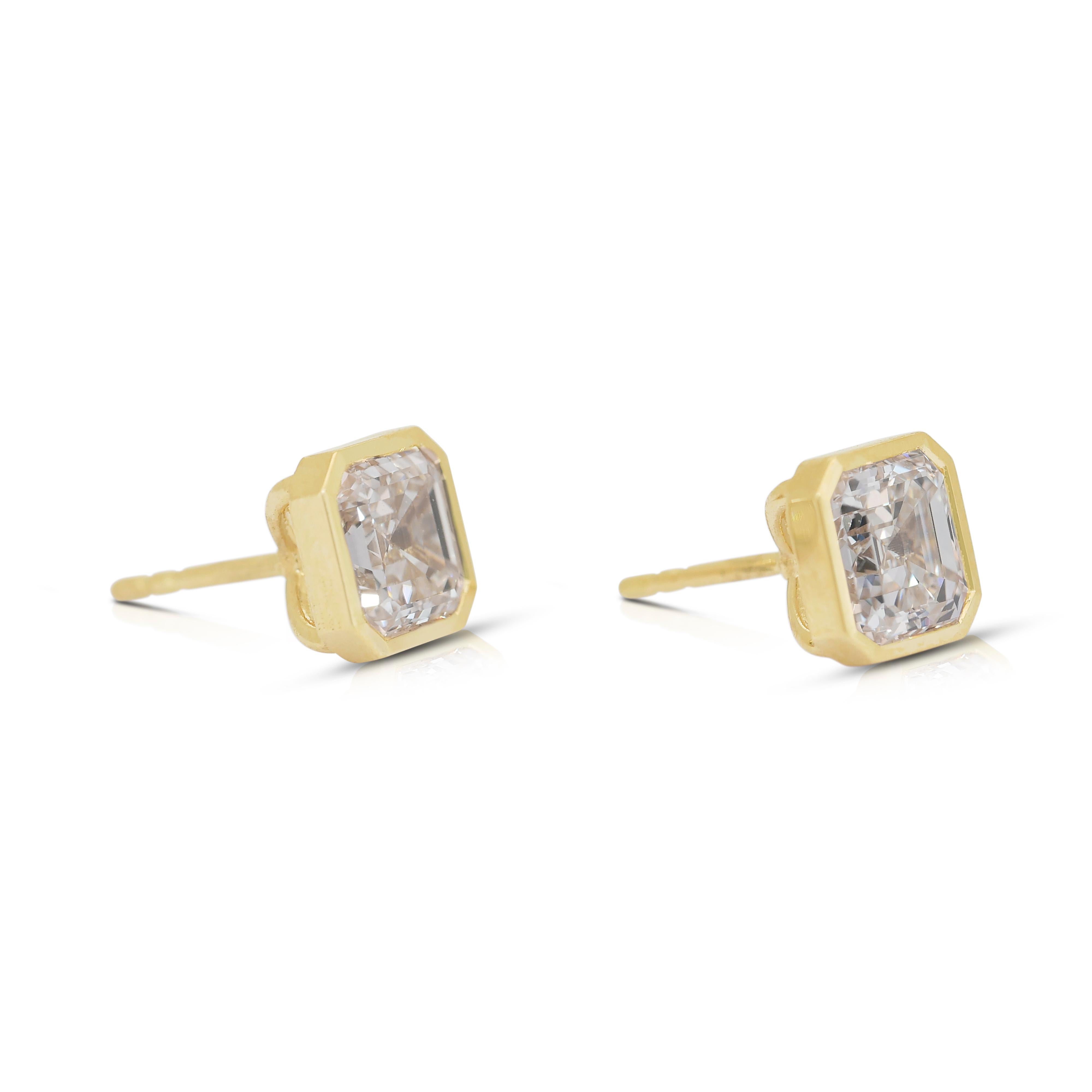 Square Cut Elegant 3.03ct Diamonds Stud Earrings in 18k Yellow Gold - IGI Certified For Sale