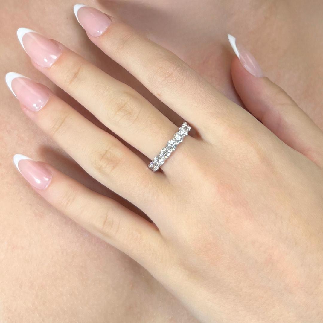 Elegant 3.13ct Diamonds Eternity Ring en or blanc 18k - IGI Certified

Symbole de l'amour sans fin, cette époustouflante bague d'éternité est réalisée en or blanc 18 carats lumineux et ornée de 17 diamants ronds de taille brillant totalisant 3,13