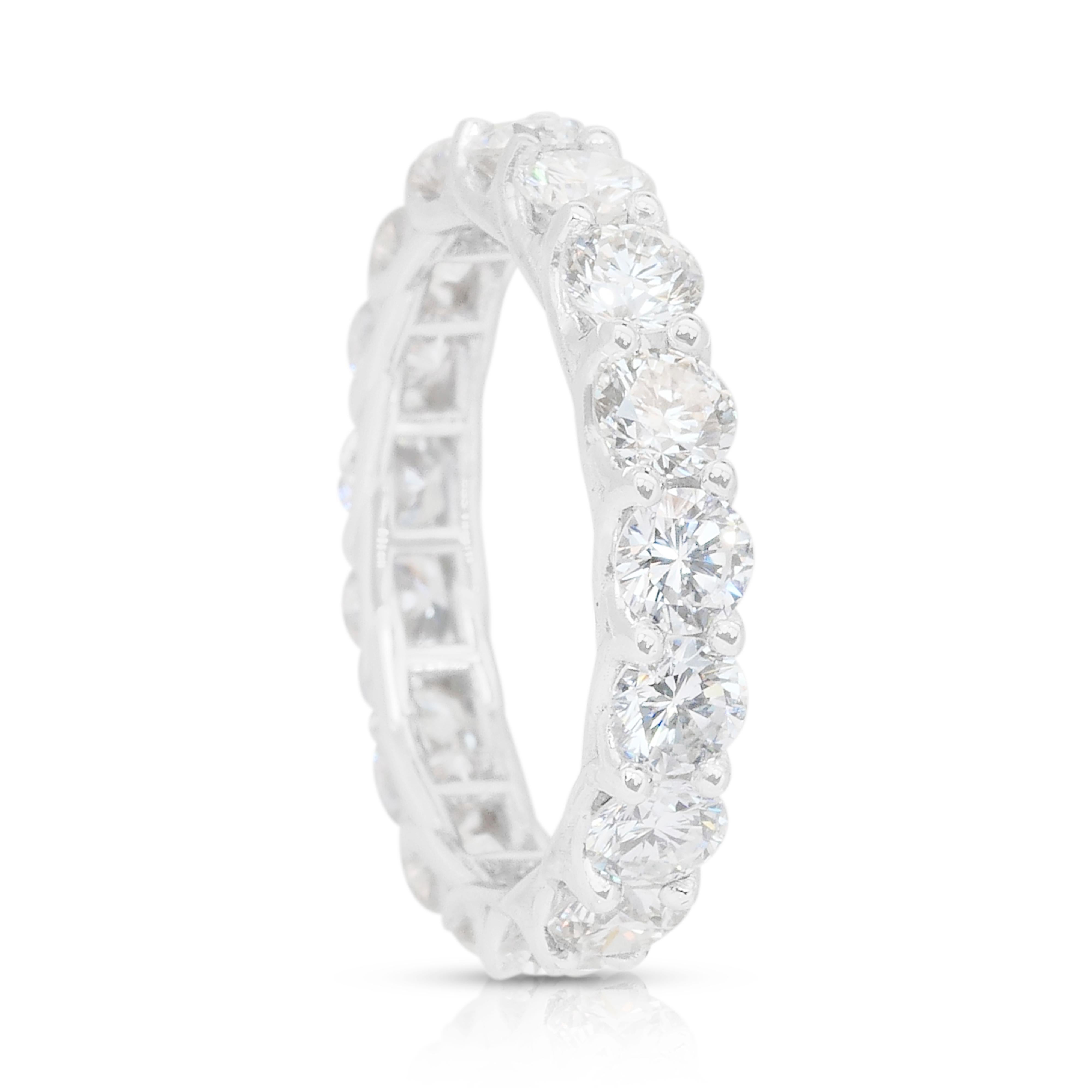 Taille ronde Elegant 3.13ct Diamonds Eternity Ring en or blanc 18k - IGI Certified en vente