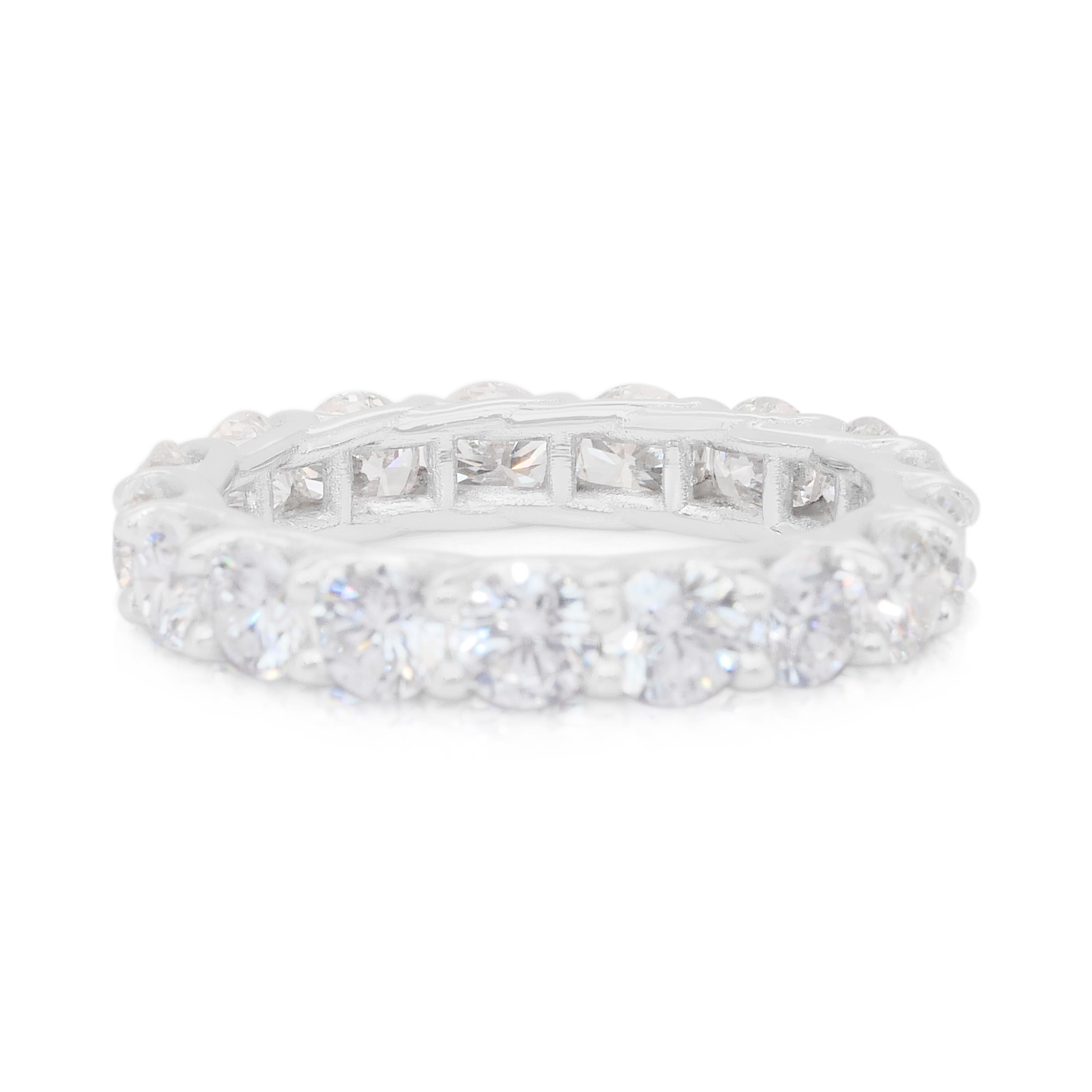 Elegant 3.13ct Diamonds Eternity Ring en or blanc 18k - IGI Certified en vente 2