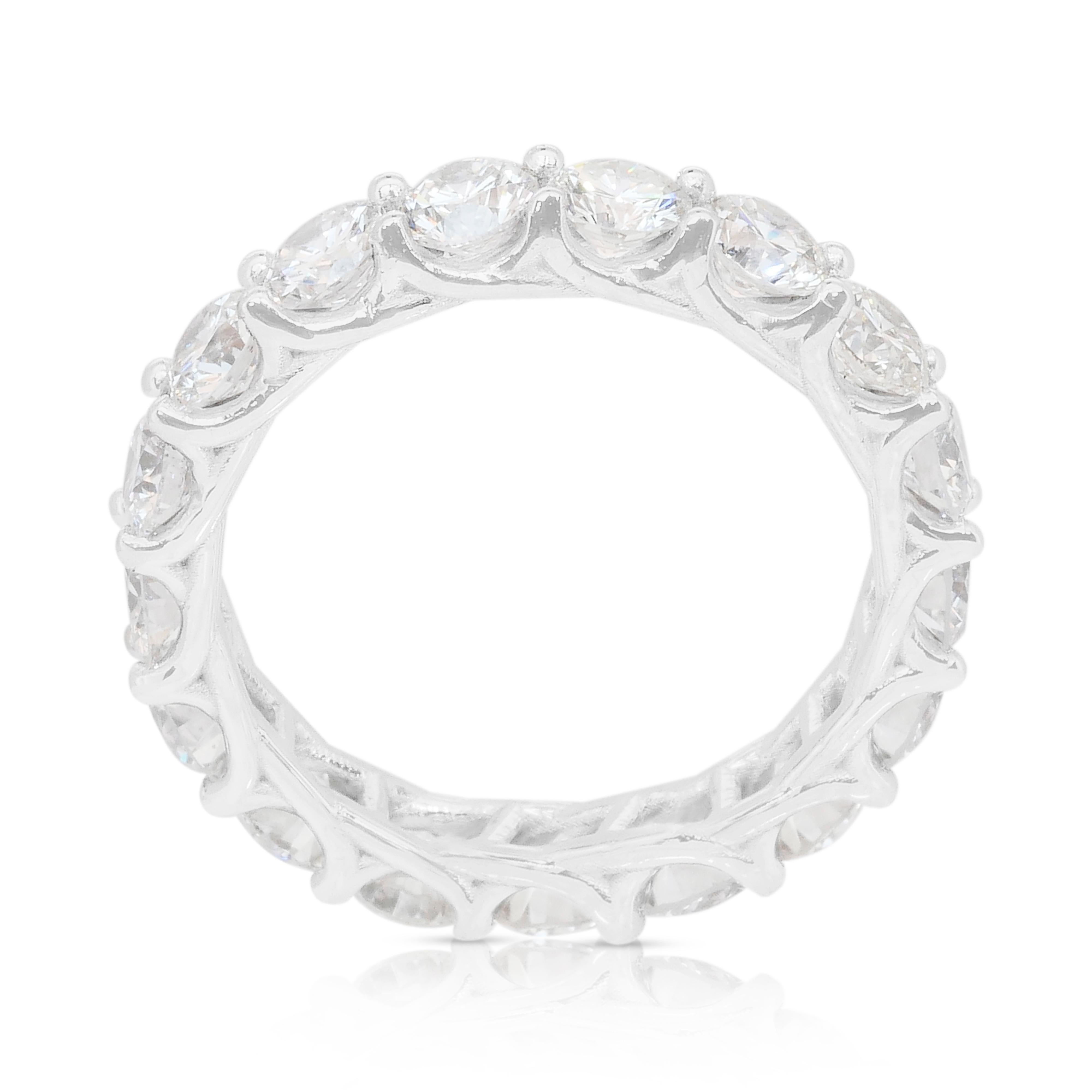 Elegant 3.13ct Diamonds Eternity Ring en or blanc 18k - IGI Certified en vente 3