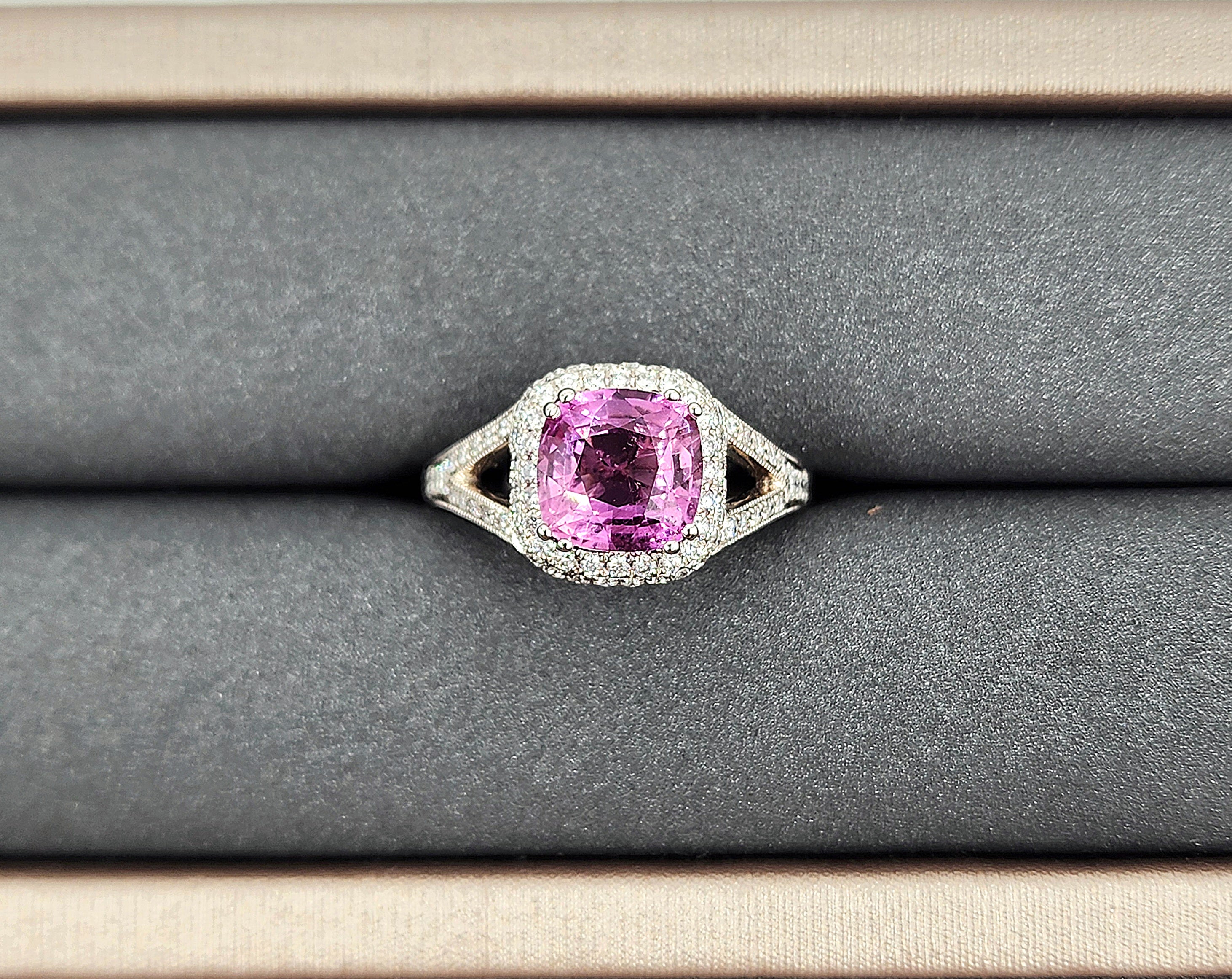 Anello con zaffiro rosa naturale e diamante da 3.18 carati