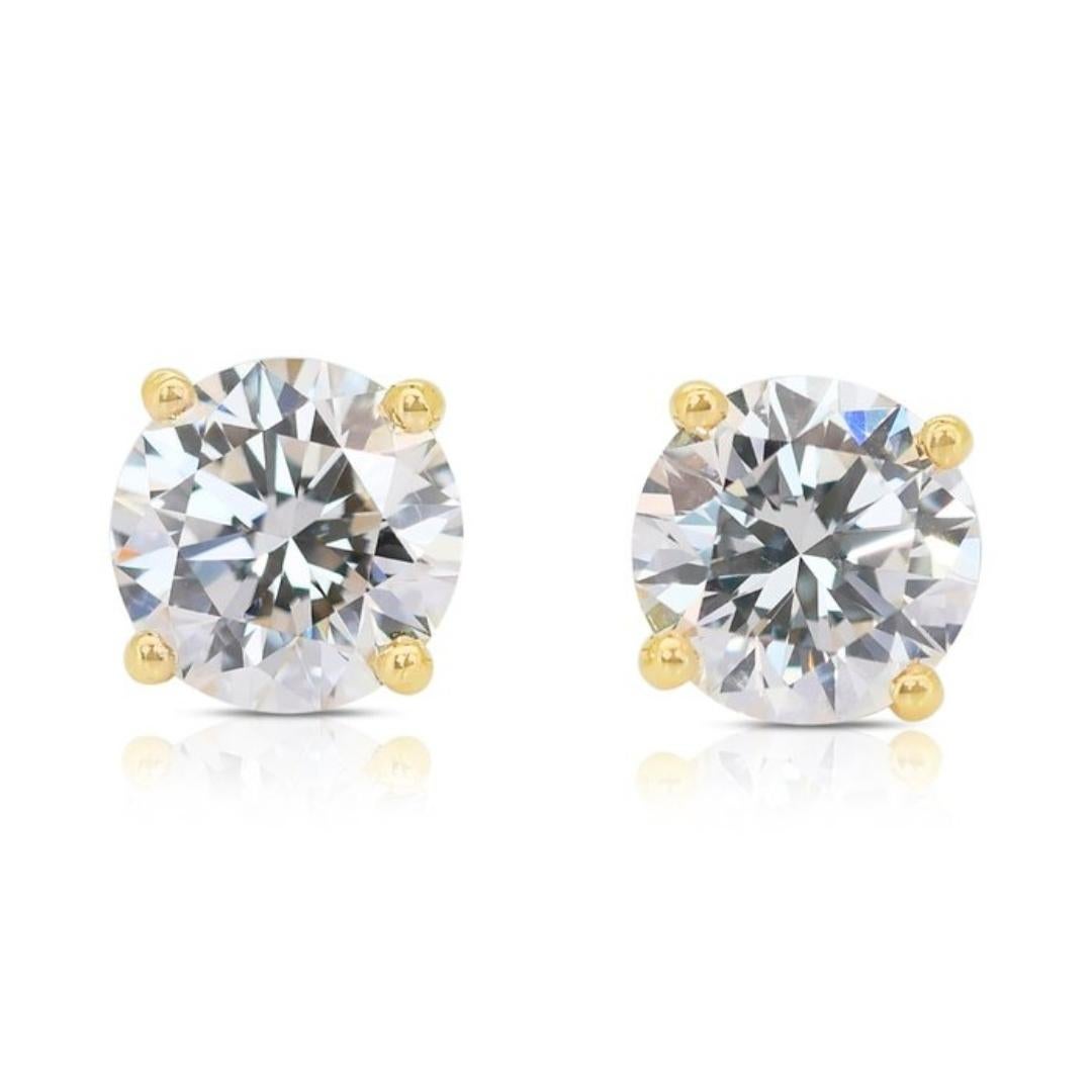 Clous d'oreilles élégants en or jaune 18 carats avec diamants de 3,20 carats certifiés IGI

Ces luxueuses boucles d'oreilles en or jaune 18 carats mettent en valeur deux magnifiques diamants ronds, parfaitement assortis et totalisant une valeur