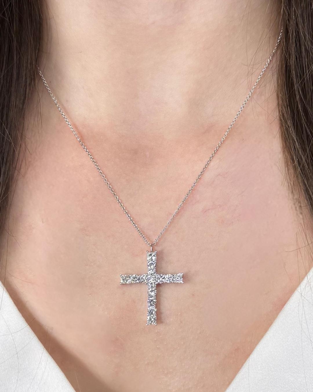 Elegant 3.26ct Diamonds Necklace with Cross Pendant in 18k White Gold - IGI Certified

A dazzling display of precision and purity, this 18K white gold necklace features a commanding 1.91ct round diamond in luminous color and clarity. With a very