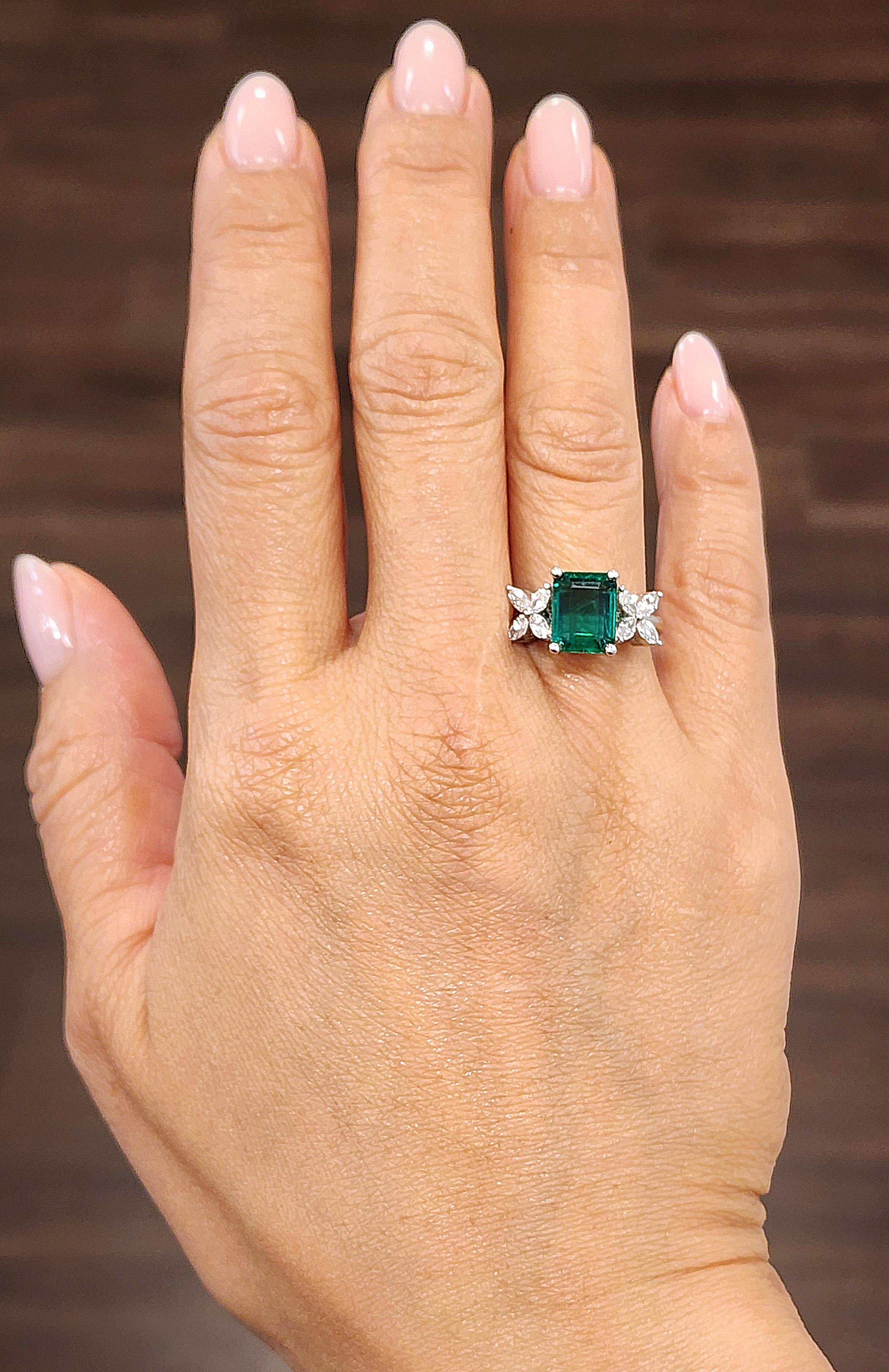 Questo squisito anello mette in mostra uno smeraldo da 2,83 carati, che irradia una vibrante tonalità verde. Affiancato da diamanti taglio marquise per un totale di 0,55 carati, ogni diamante ha un colore F/G e una purezza VS2/SI1. Realizzato in