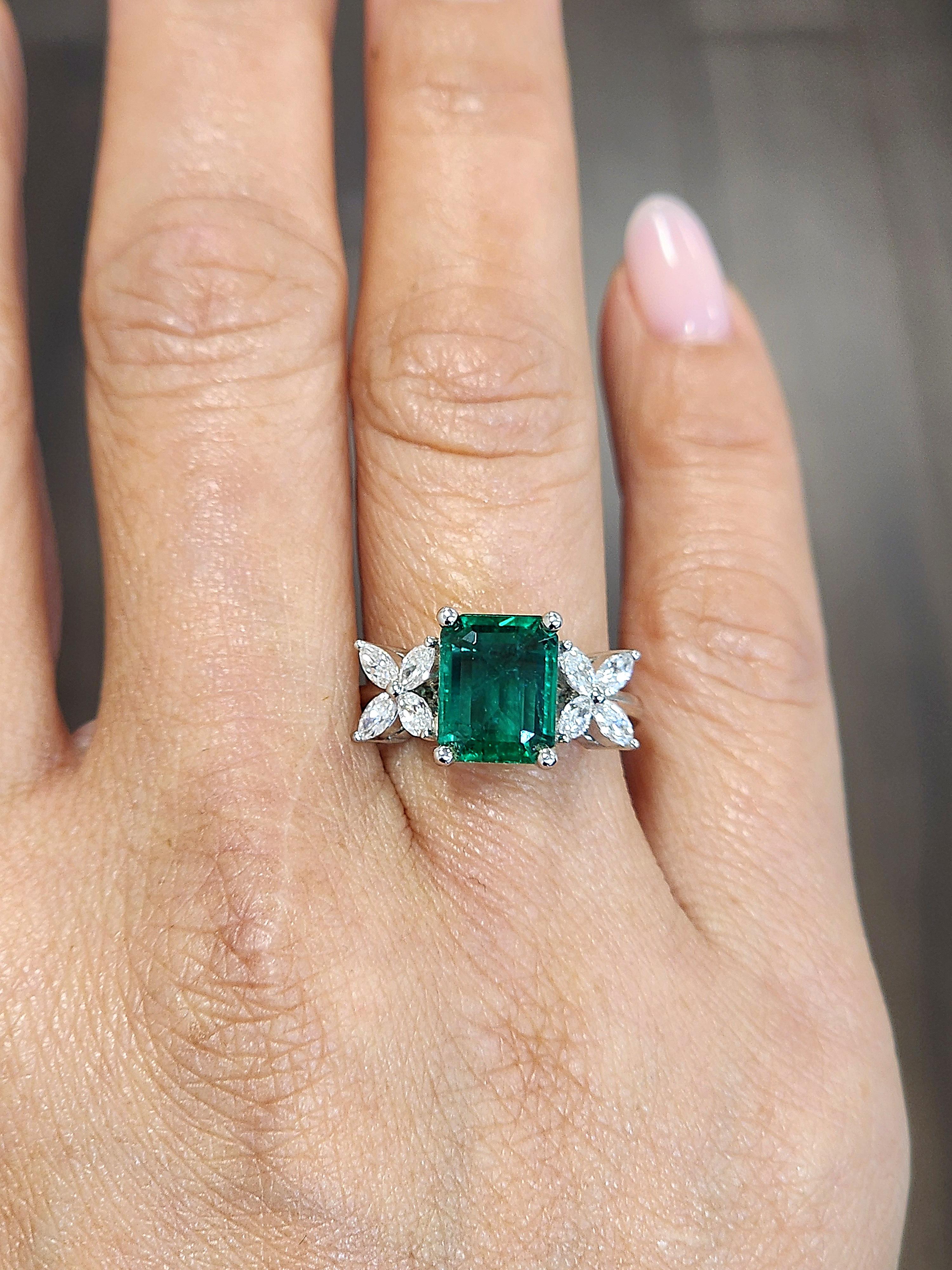 Moderno Anello con smeraldo e diamante dello Zambia certificato GIA da 3,38 carati in vendita