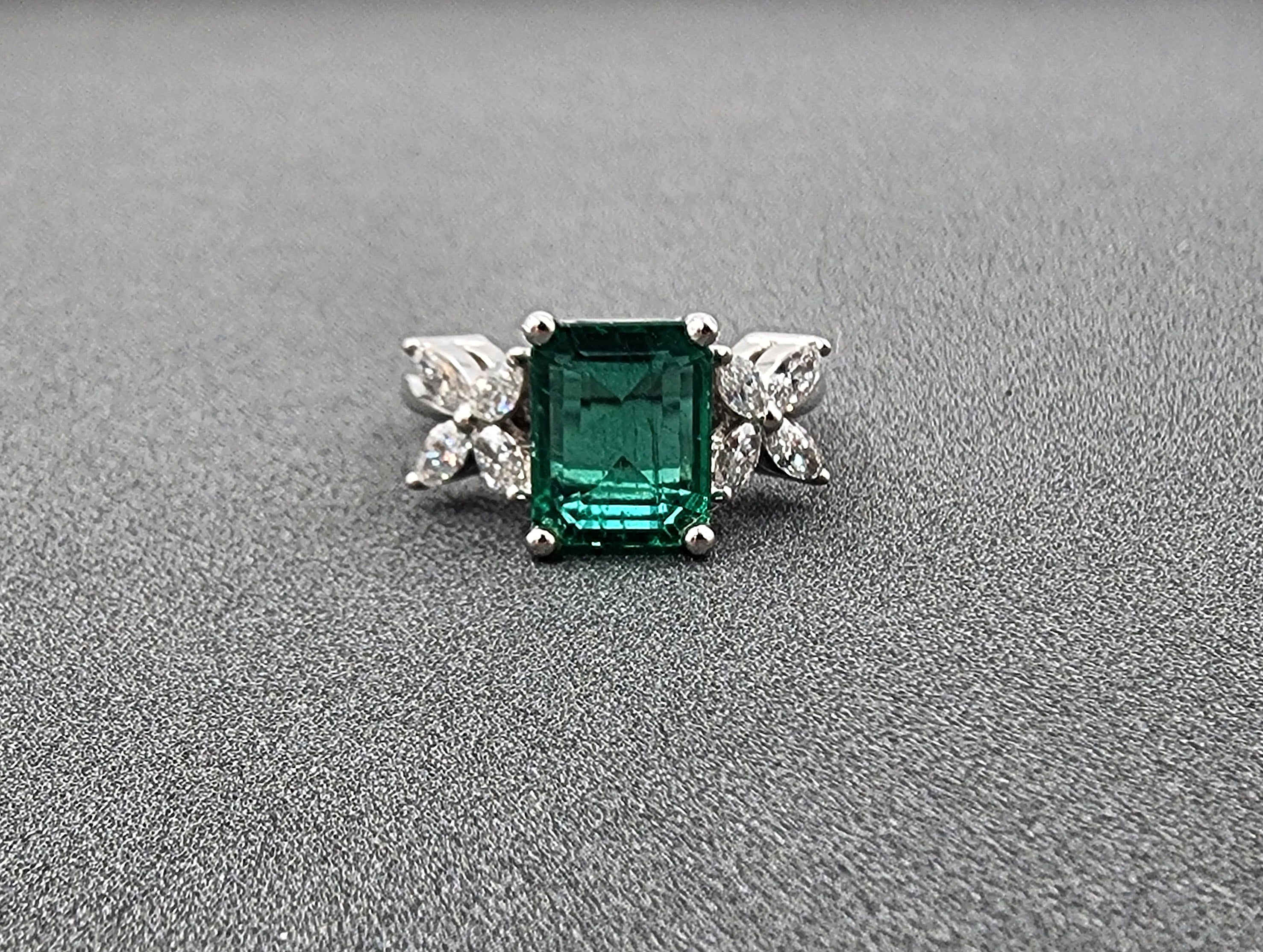 3,38 Karat GIA zertifizierter sambischer Smaragd
Diamantring