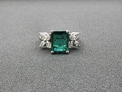 3,38 Karat GIA zertifizierter sambischer Smaragd 
Diamantring