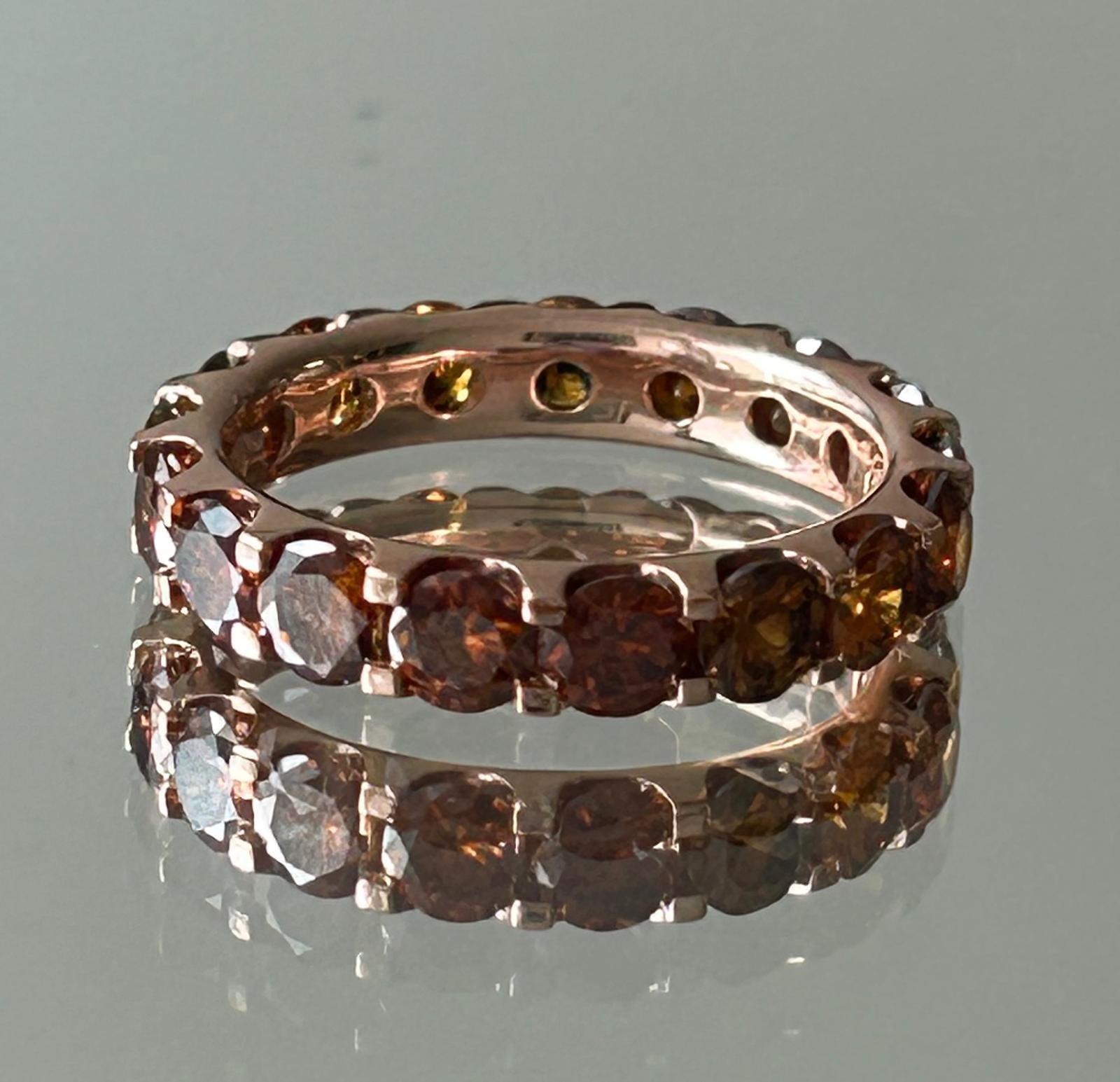 Contemporain Élégante bague d'éternité en or jaune 18 carats avec diamant rond orangé de 3,51 carats en vente
