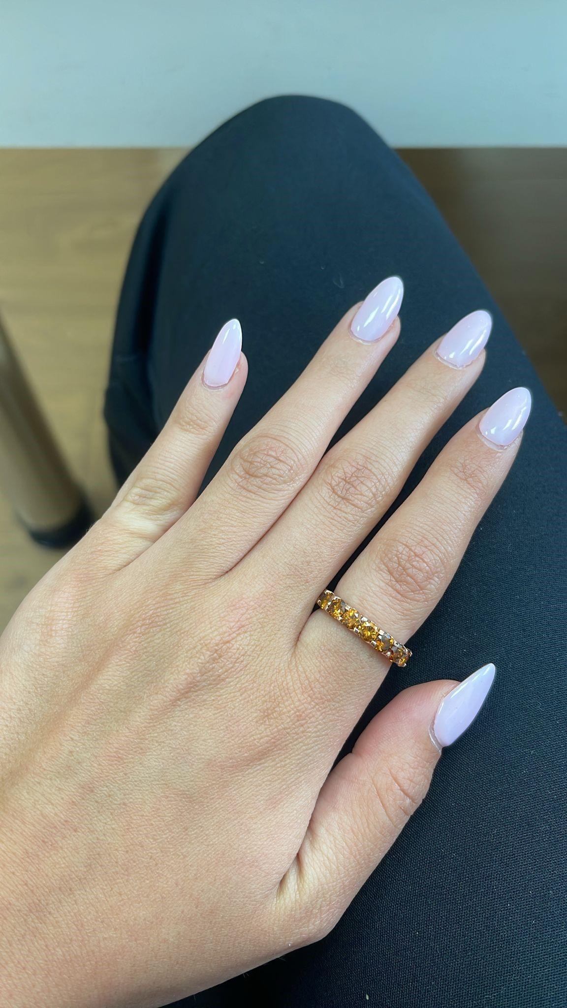 Taille ronde Élégante bague d'éternité en or jaune 18 carats avec diamant rond orangé de 3,51 carats en vente