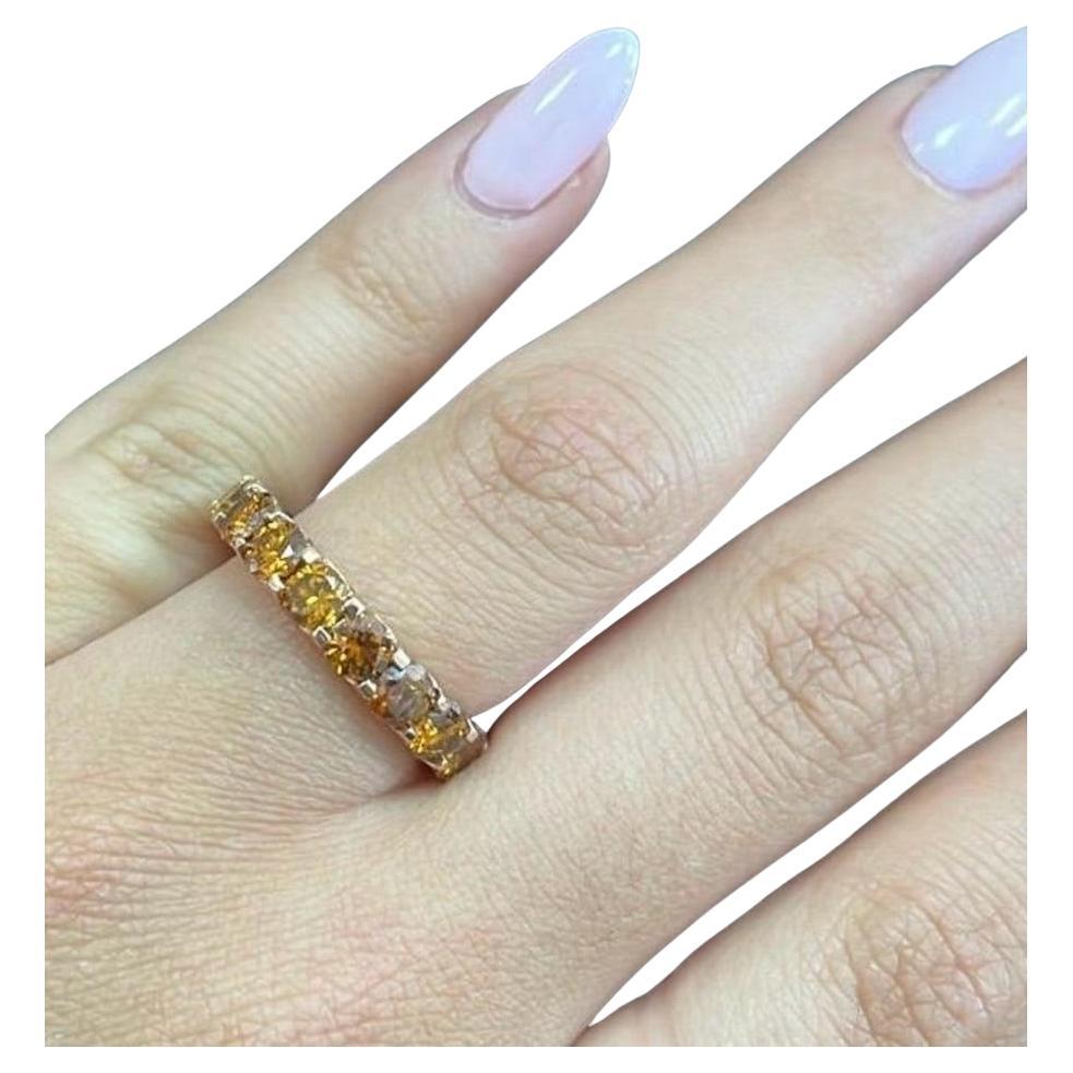 Elegant 3.51ct Orangy Round Diamond Eternity Ring in 18K Yellow Gold - 3.7g

Rayonnez de chaleur et de luxe avec cette époustouflante bague d'éternité, ornée de 3,51 carats de diamants ronds naturels d'une couleur orangée vibrante, méticuleusement
