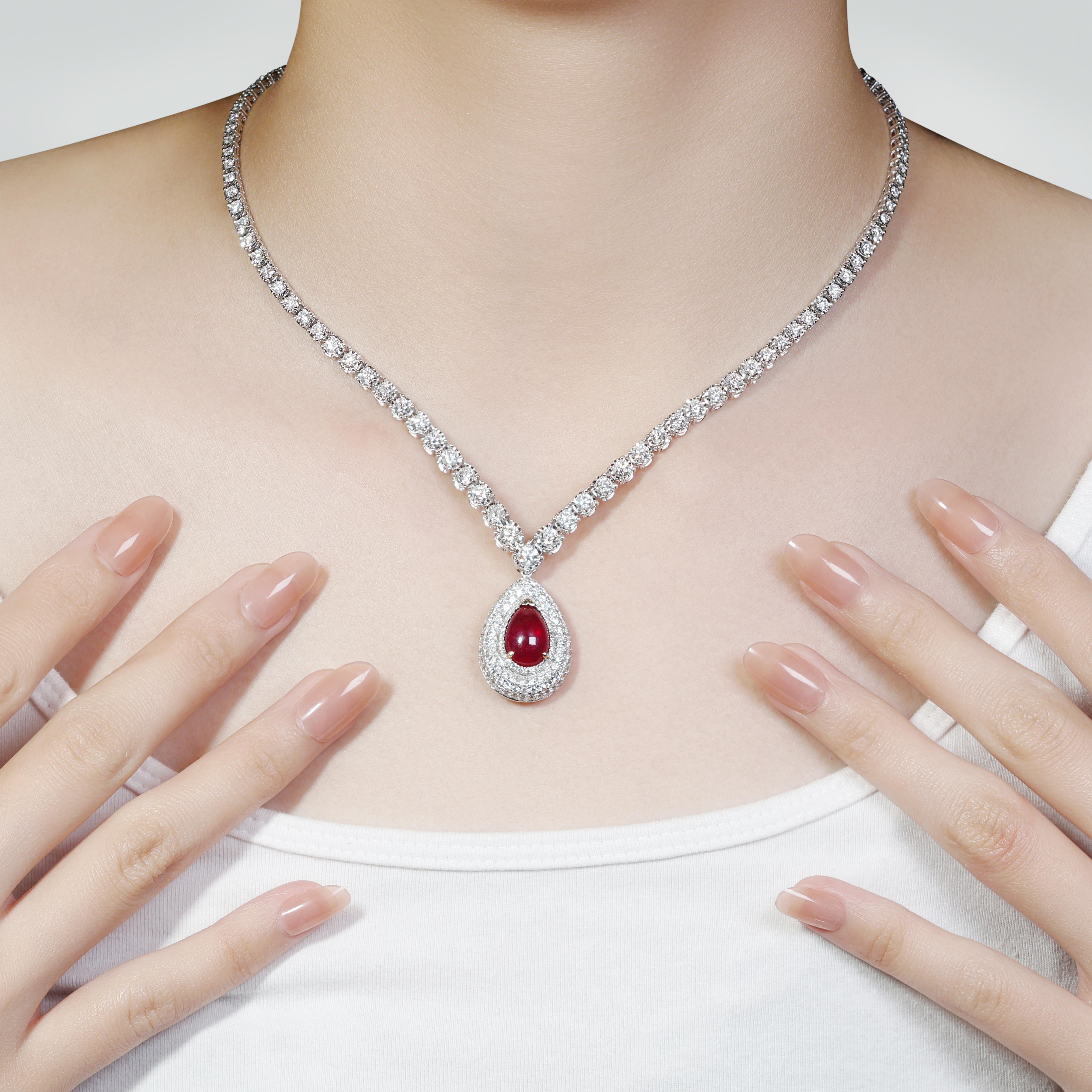Lasciati andare all'eleganza con questa collana mozzafiato in oro bianco 18 carati, con al centro un magnifico rubino a forma di pera da 3,52 carati. Il rosso vivo del rubino è perfettamente completato da 215 diamanti scintillanti, per un peso