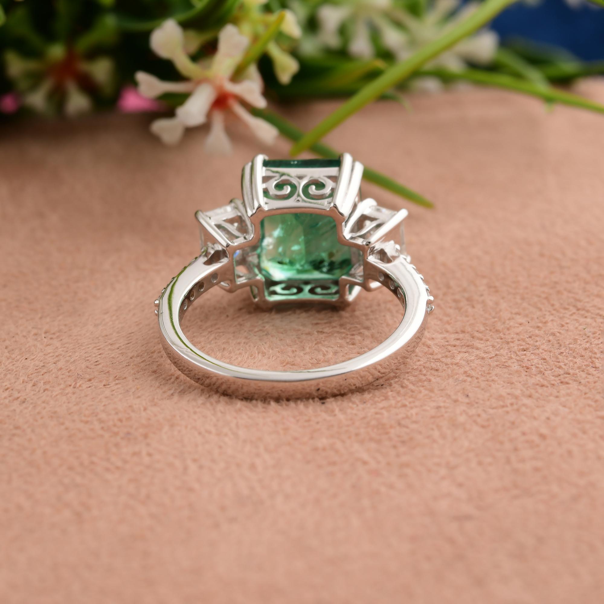 En venta: Elegante anillo de compromiso con halo de esmeraldas y diamantes de 4,10 quilates en oro blanco de 18 quilates  11