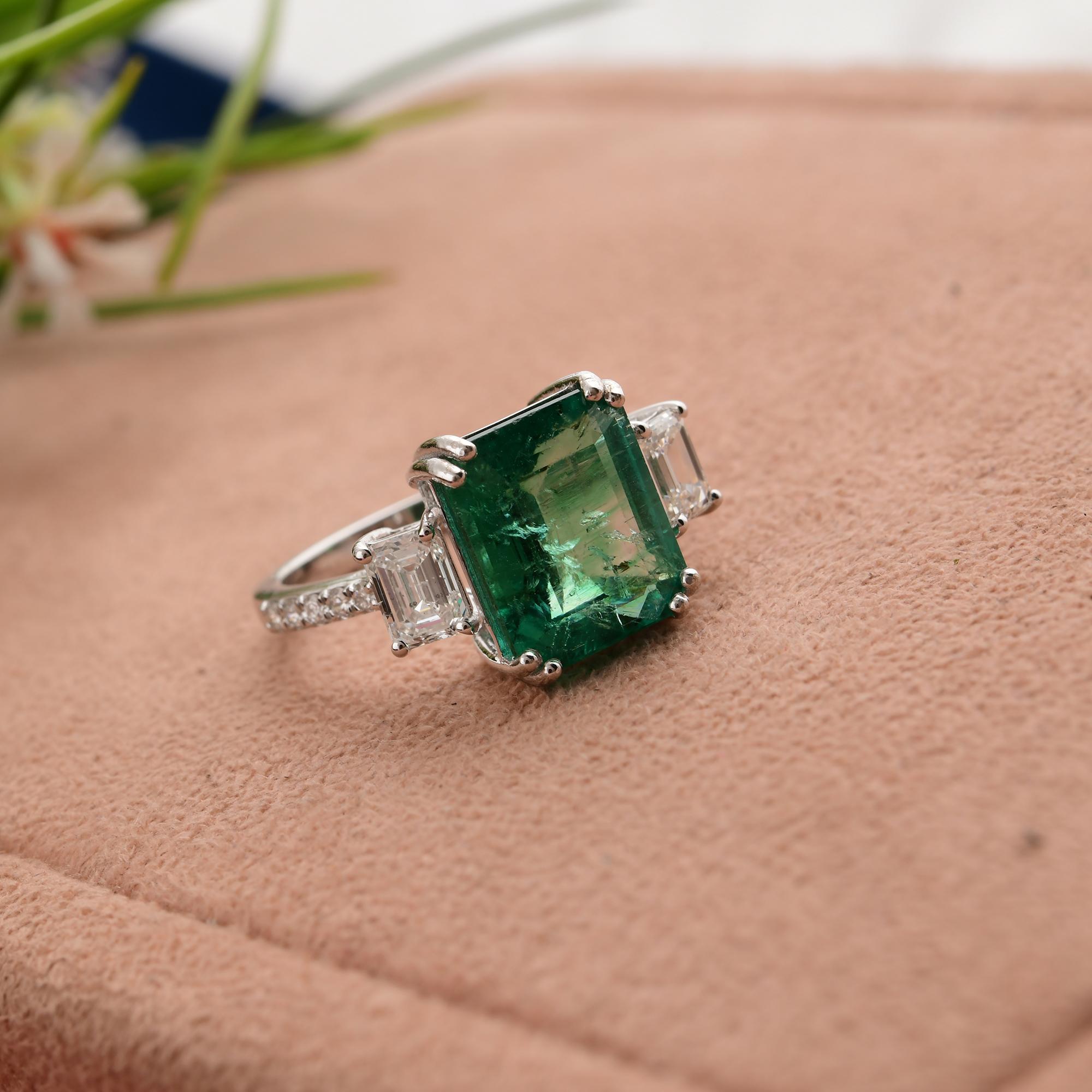 En venta: Elegante anillo de compromiso con halo de esmeraldas y diamantes de 4,10 quilates en oro blanco de 18 quilates  3