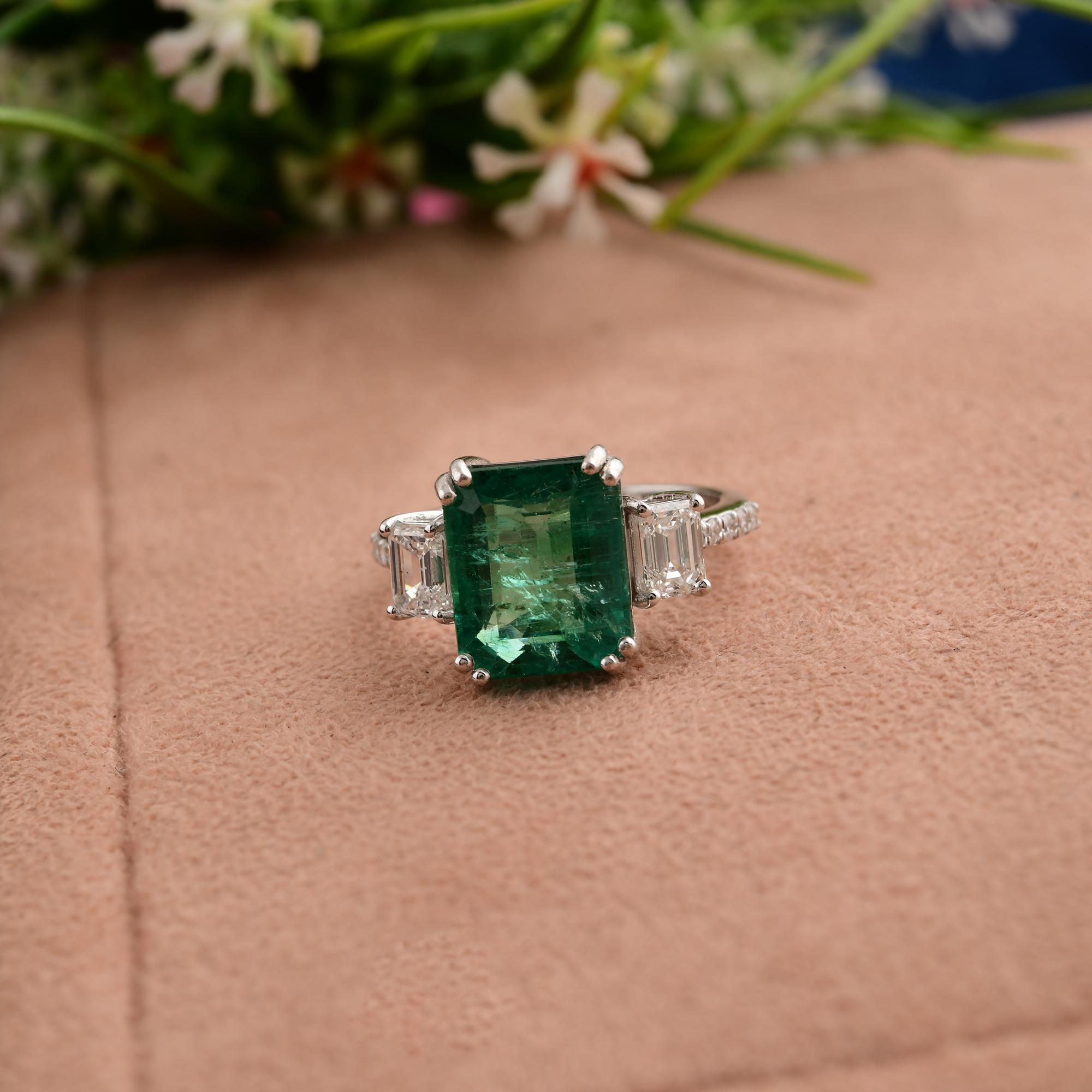 En venta: Elegante anillo de compromiso con halo de esmeraldas y diamantes de 4,10 quilates en oro blanco de 18 quilates  4