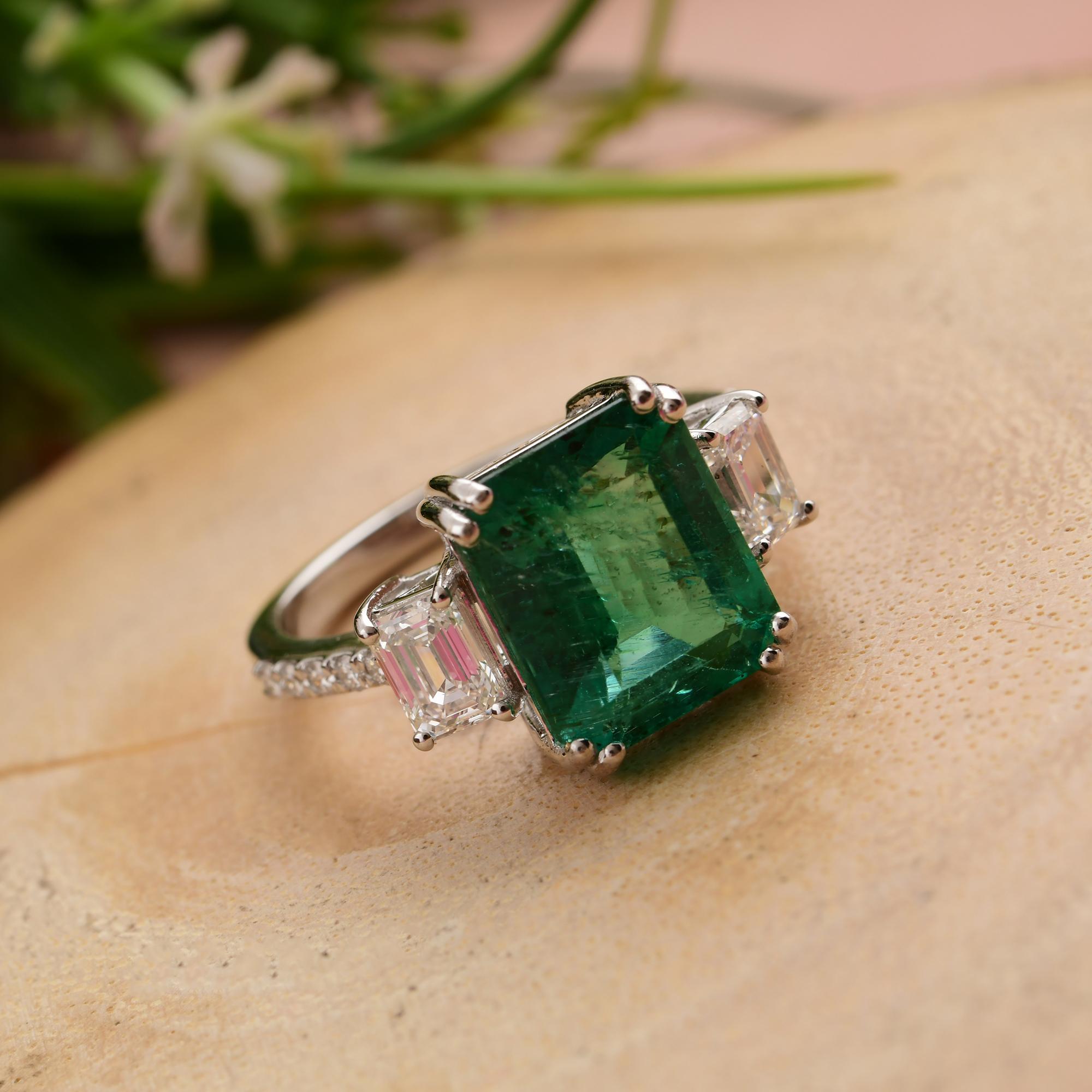 En venta: Elegante anillo de compromiso con halo de esmeraldas y diamantes de 4,10 quilates en oro blanco de 18 quilates  5