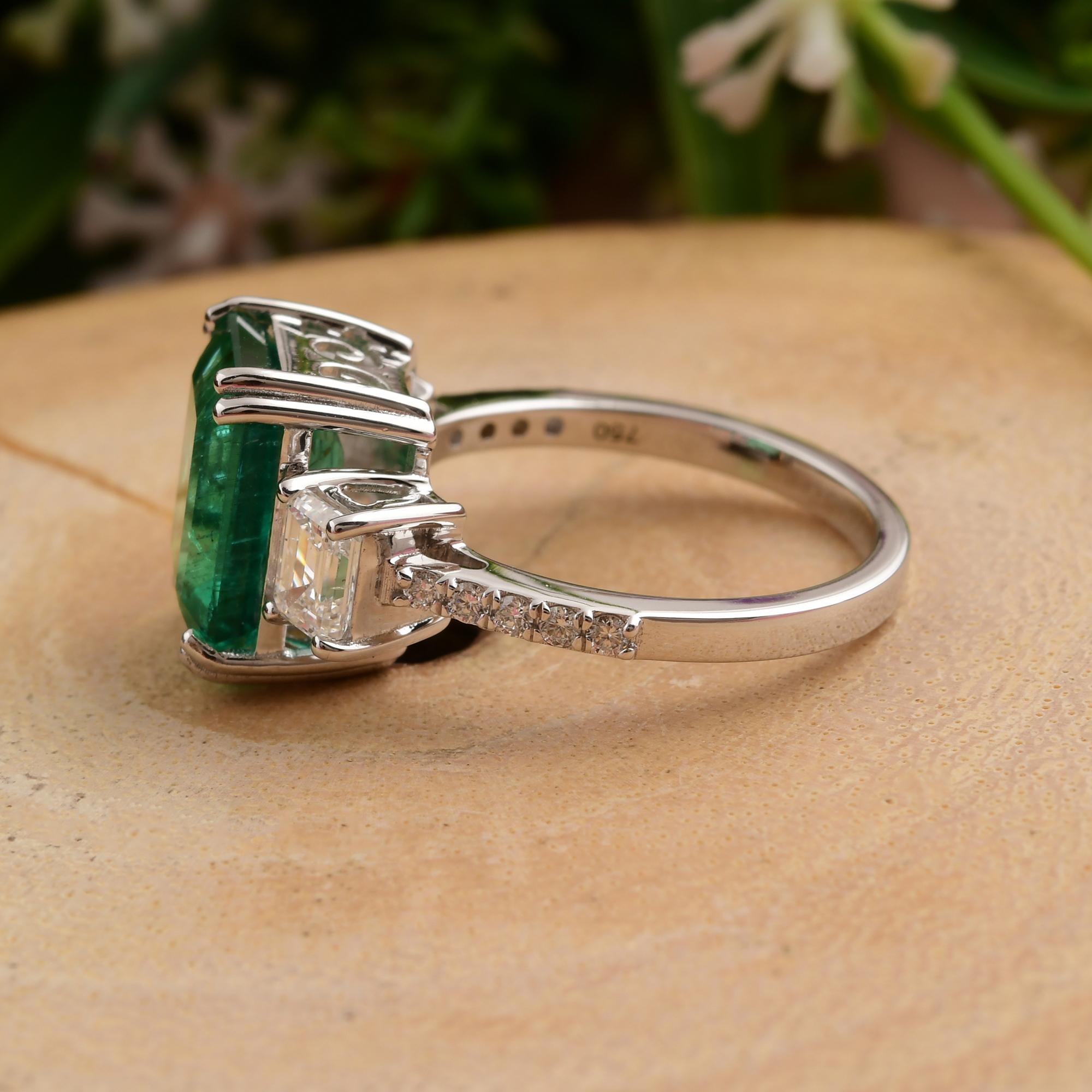 En venta: Elegante anillo de compromiso con halo de esmeraldas y diamantes de 4,10 quilates en oro blanco de 18 quilates  6