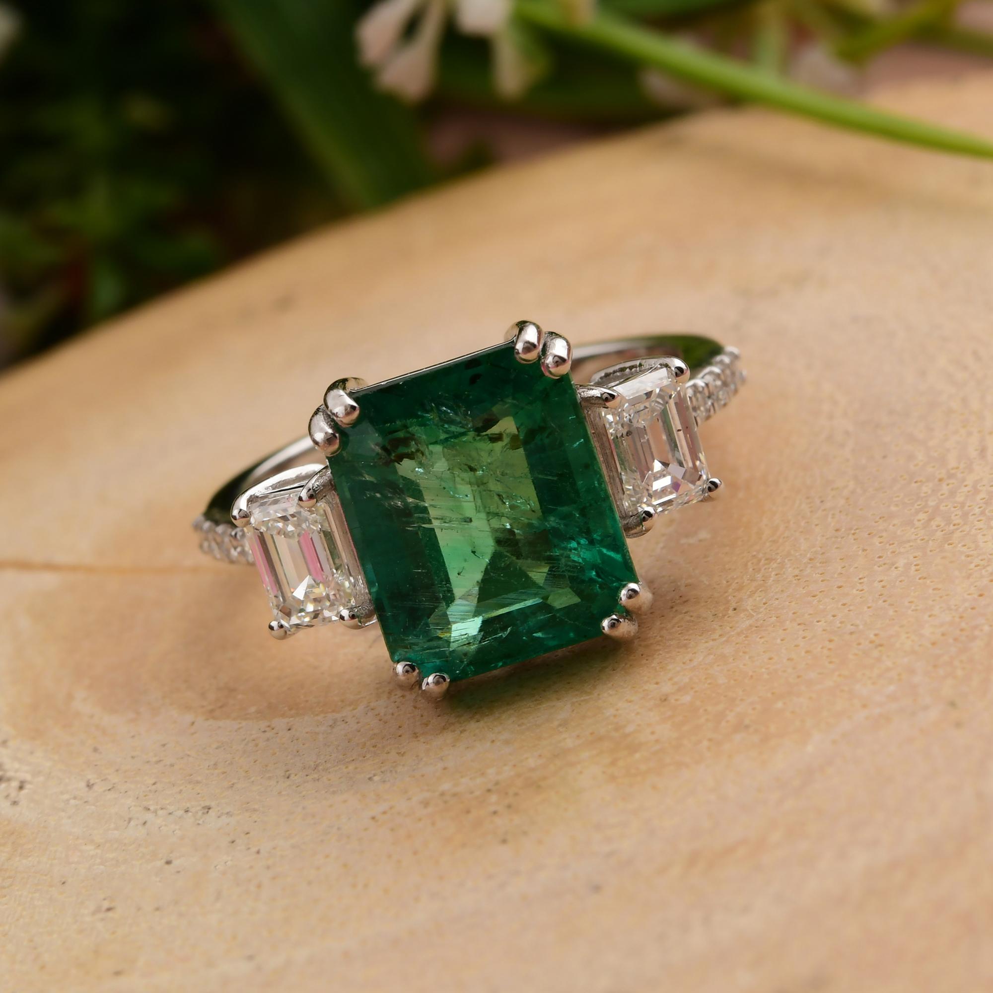 En venta: Elegante anillo de compromiso con halo de esmeraldas y diamantes de 4,10 quilates en oro blanco de 18 quilates  7