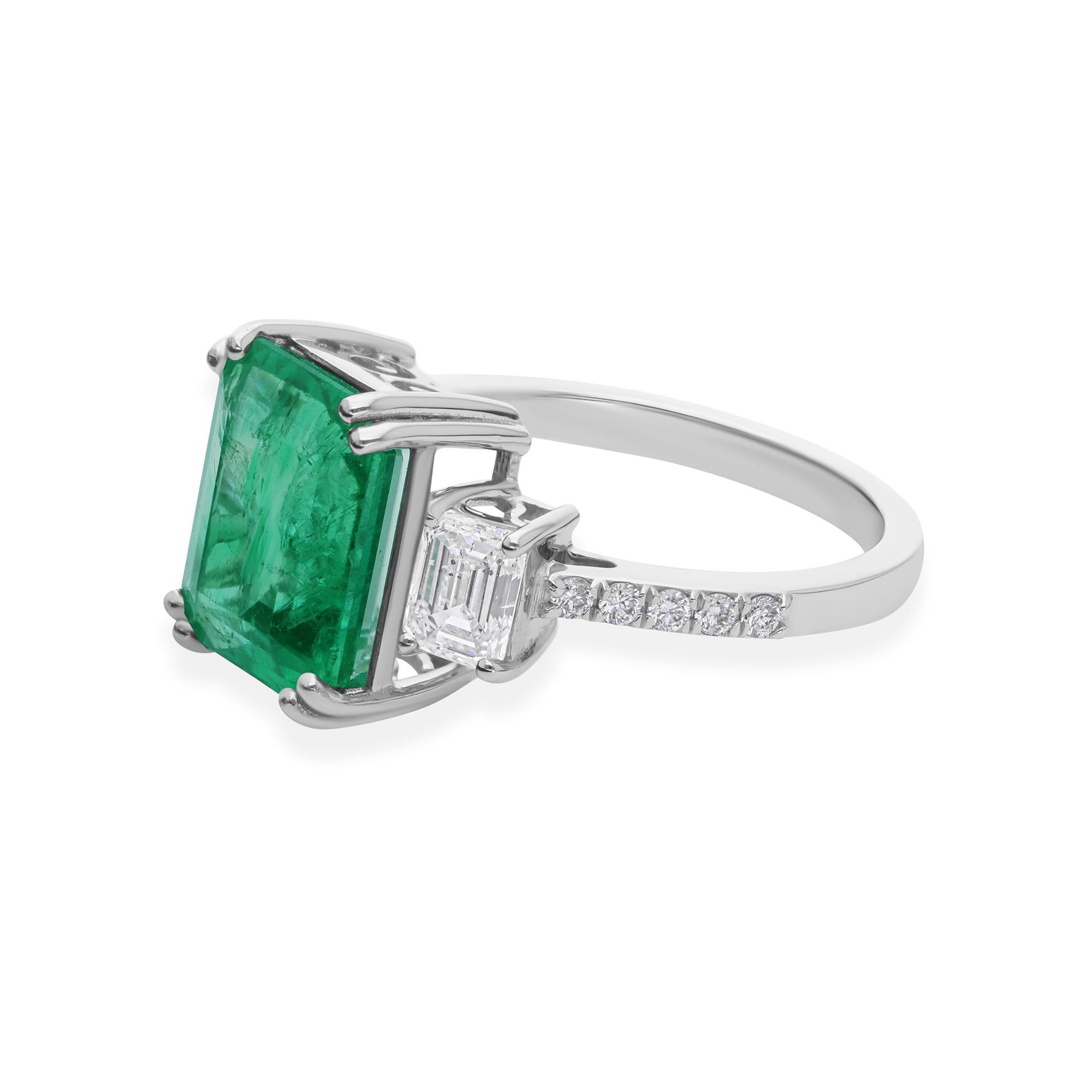 En venta: Elegante anillo de compromiso con halo de esmeraldas y diamantes de 4,10 quilates en oro blanco de 18 quilates  8