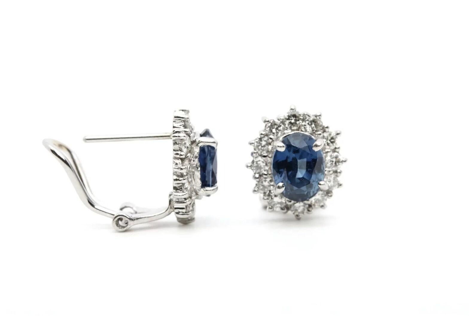 Ein Paar wunderschöne Ceylon-Saphir- und Diamant-Ohrringe aus Platin. Im Mittelpunkt stehen zwei lebhafte blaue Ceylon-Saphire von VS-Reinheit mit einem Gesamtgewicht von 3,40 Karat. Die Saphire werden von insgesamt 24 funkelnden Diamanten umrahmt.