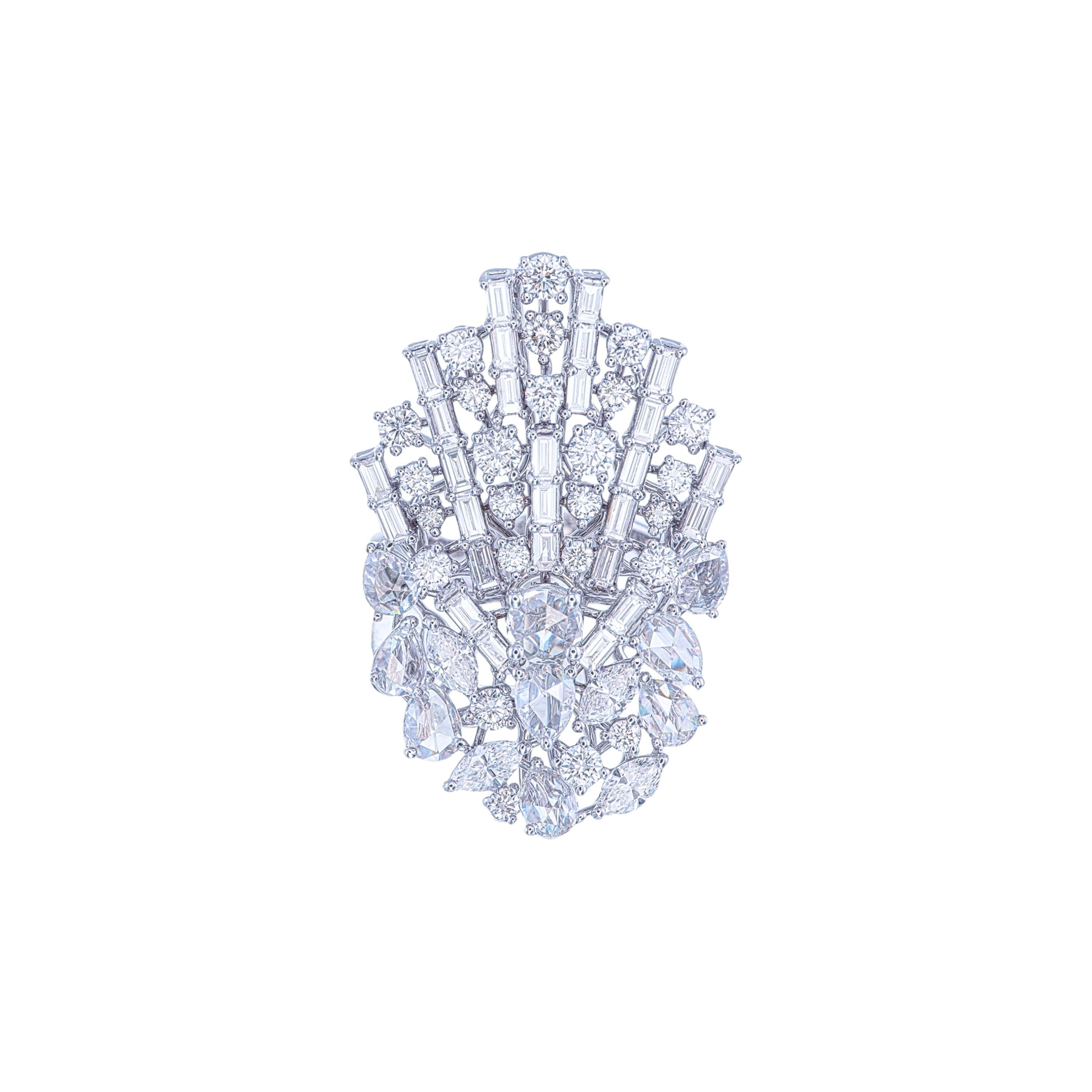 Este cautivador anillo de oro blanco de 18 quilates exhibe un impresionante conjunto de diamantes que suman un total de 4,31 quilates, ingeniosamente dispuestos para crear una pieza dinámica y lujosa. Con una intrincada mezcla de diamantes talla