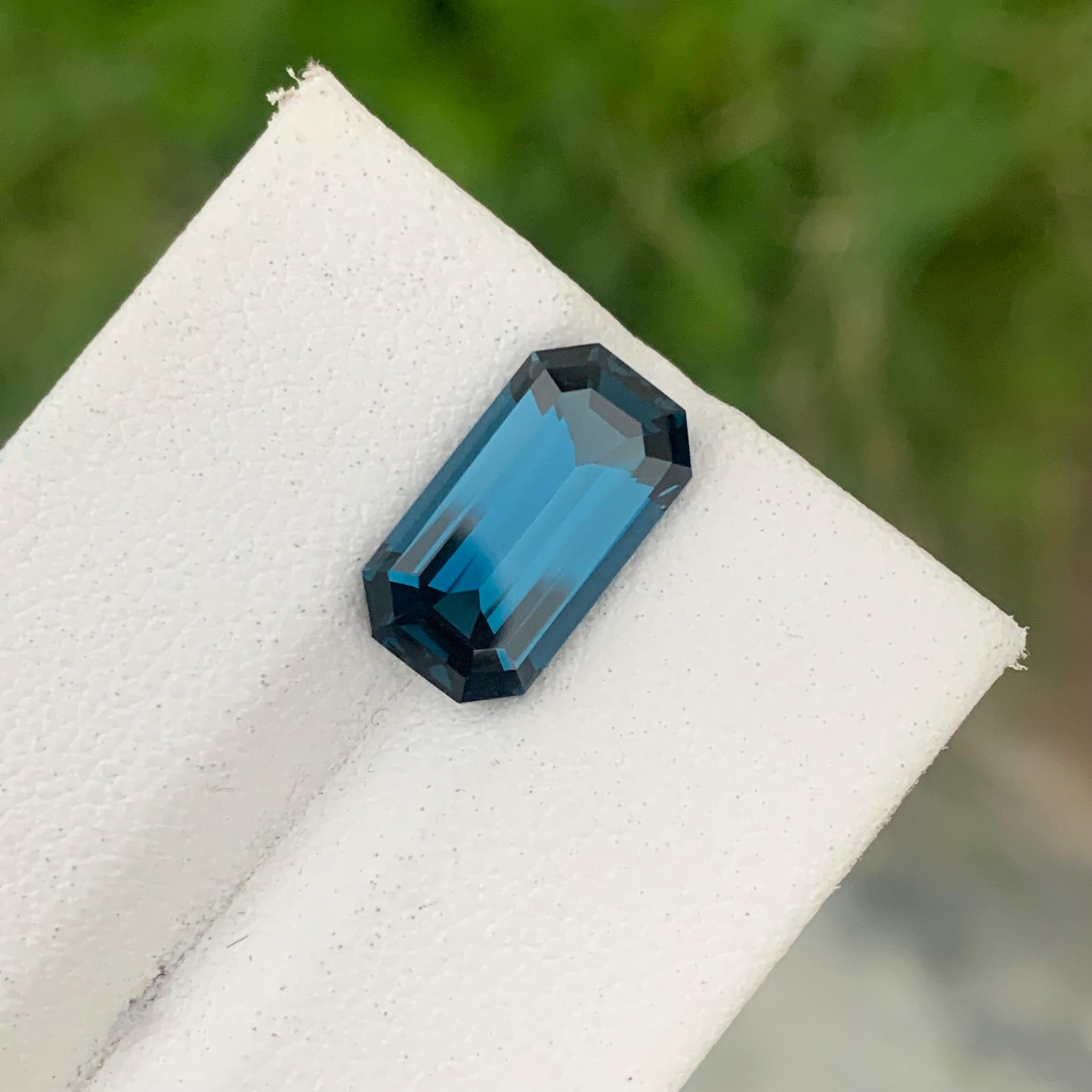 Elegant 4.85 Carat Faceted London Blue Topaz Ring Gem Emerald Cut Stone For Sale 4