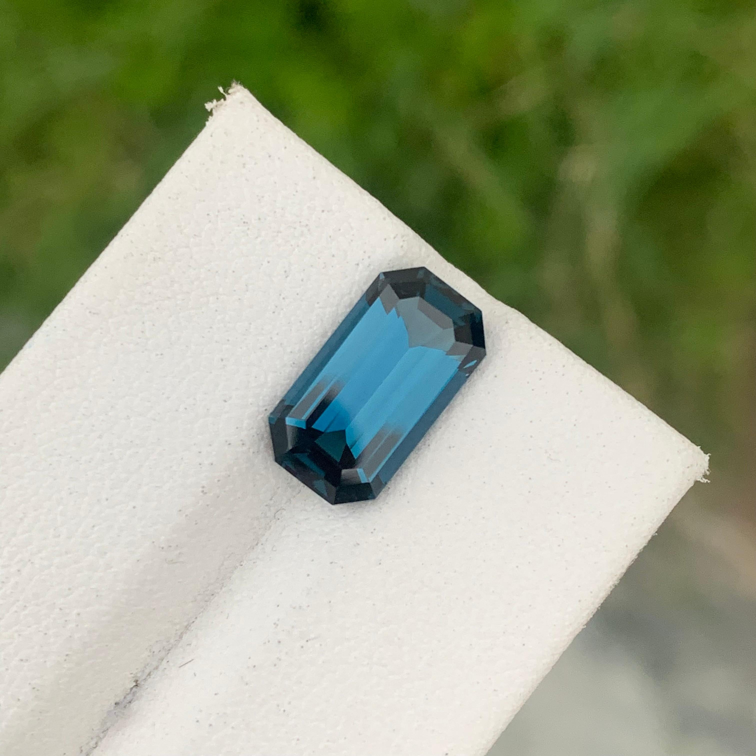 Women's or Men's Elegant 4.85 Carat Faceted London Blue Topaz Ring Gem Emerald Cut Stone For Sale