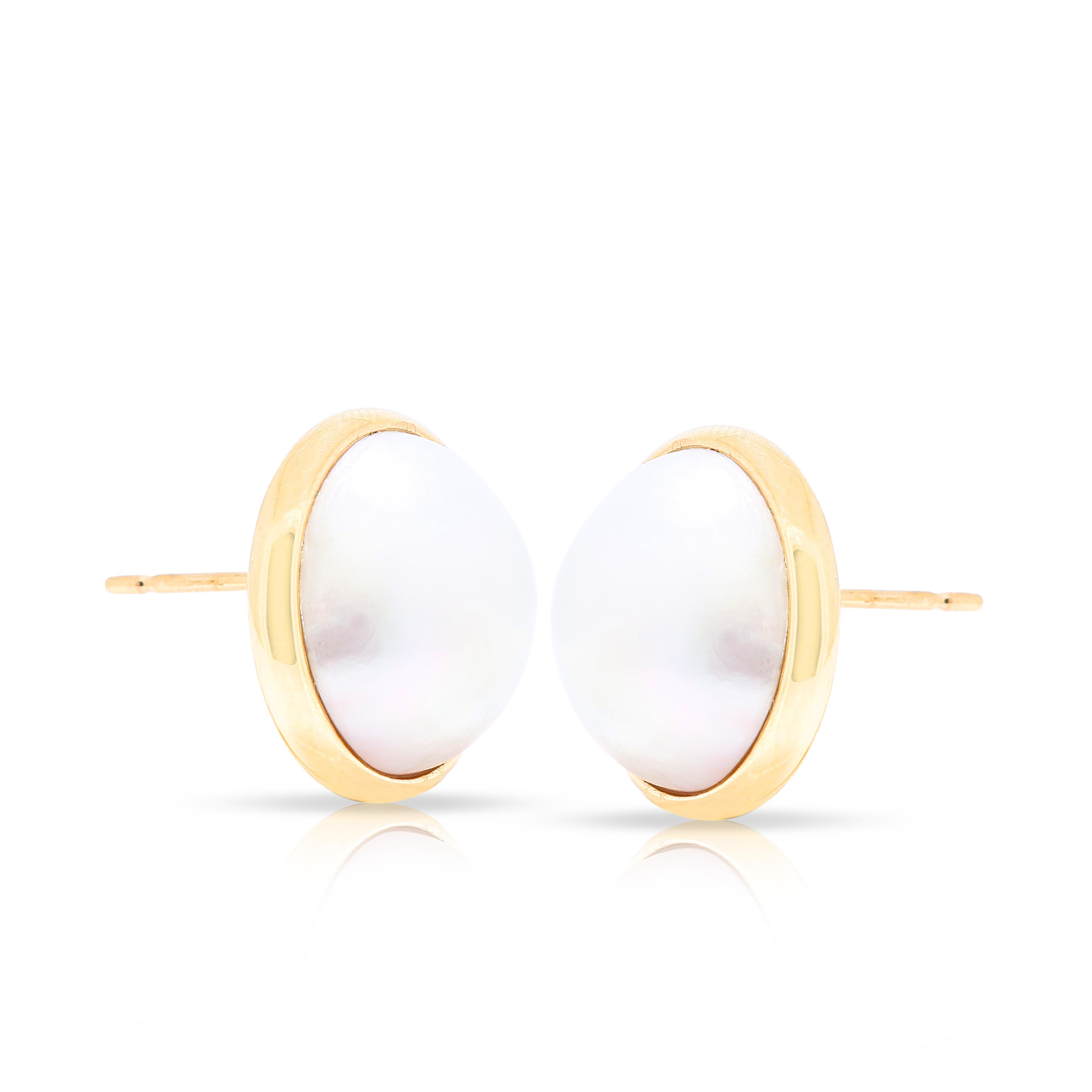 Elegant 4ct Shell Pearl Stud Earrings in 18K Yellow Gold In Excellent Condition In רמת גן, IL