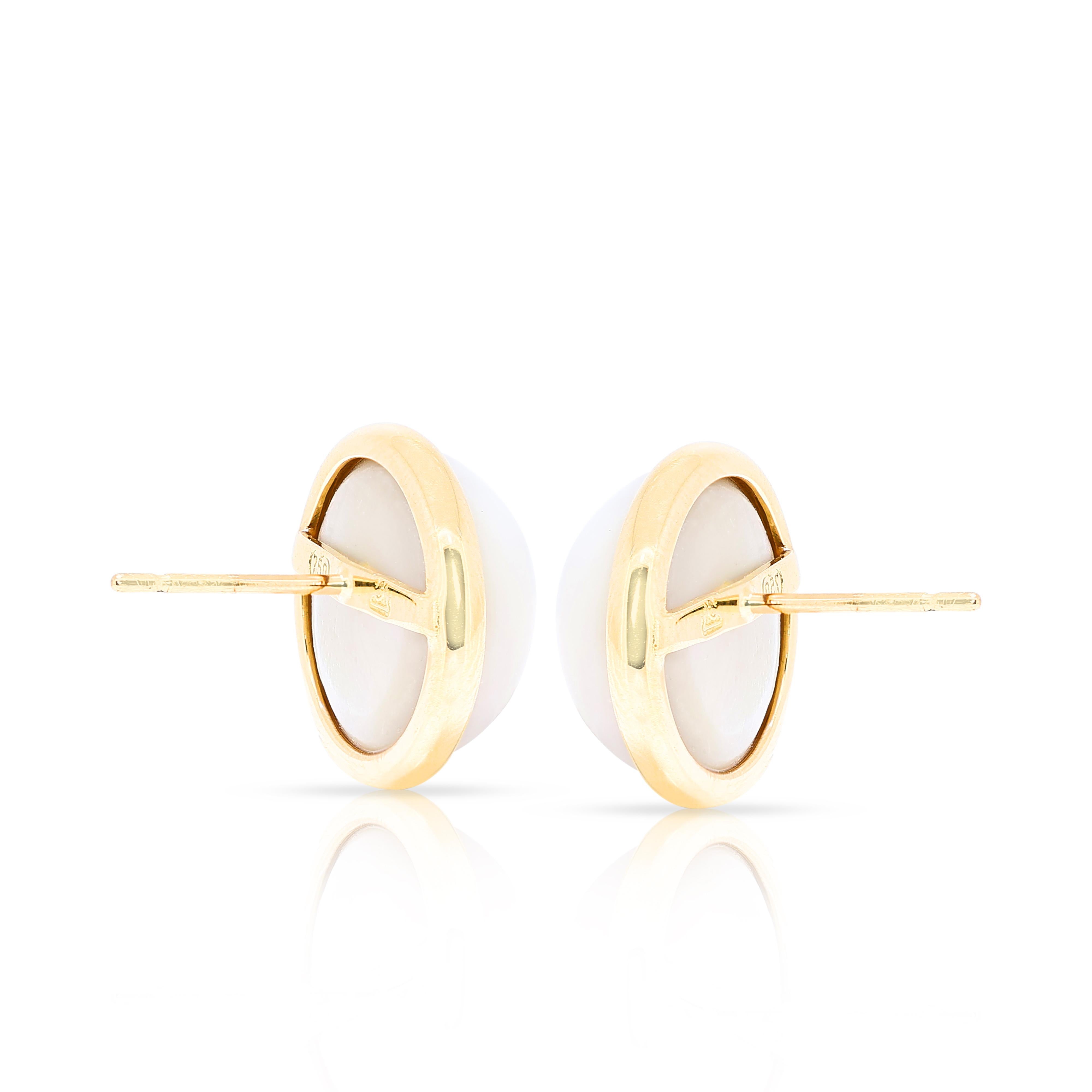 Elegant 4ct Shell Pearl Stud Earrings in 18K Yellow Gold 1