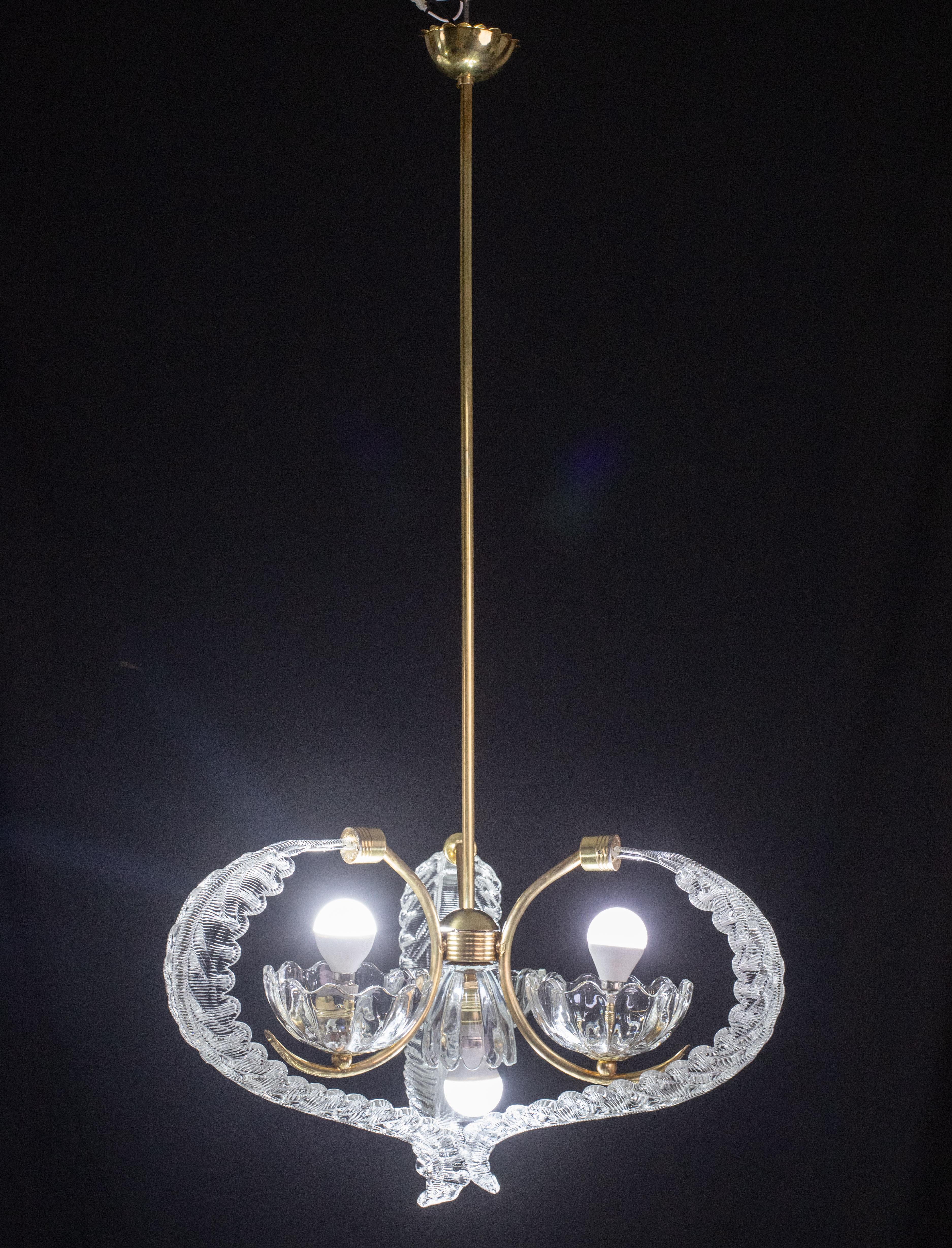 Elegant 4-light Murano chandelier made by Barovier and Toso glassworks.

Production period: 1940s.

The structure of the chandelier consists of a central trunk to which are attached 5 arches, also made of brass, to which are connected 3 large leaves