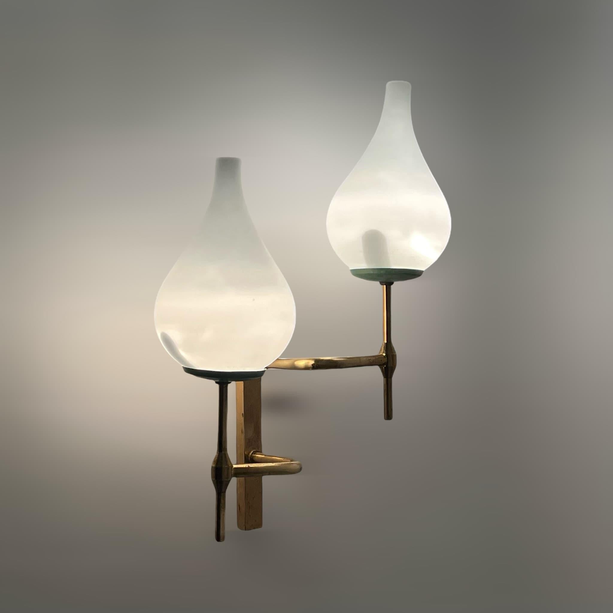 Elegant 50s Lamp Stilnovo style – Vintage Italian Brass and Opaline Glass Sconce For Sale 4