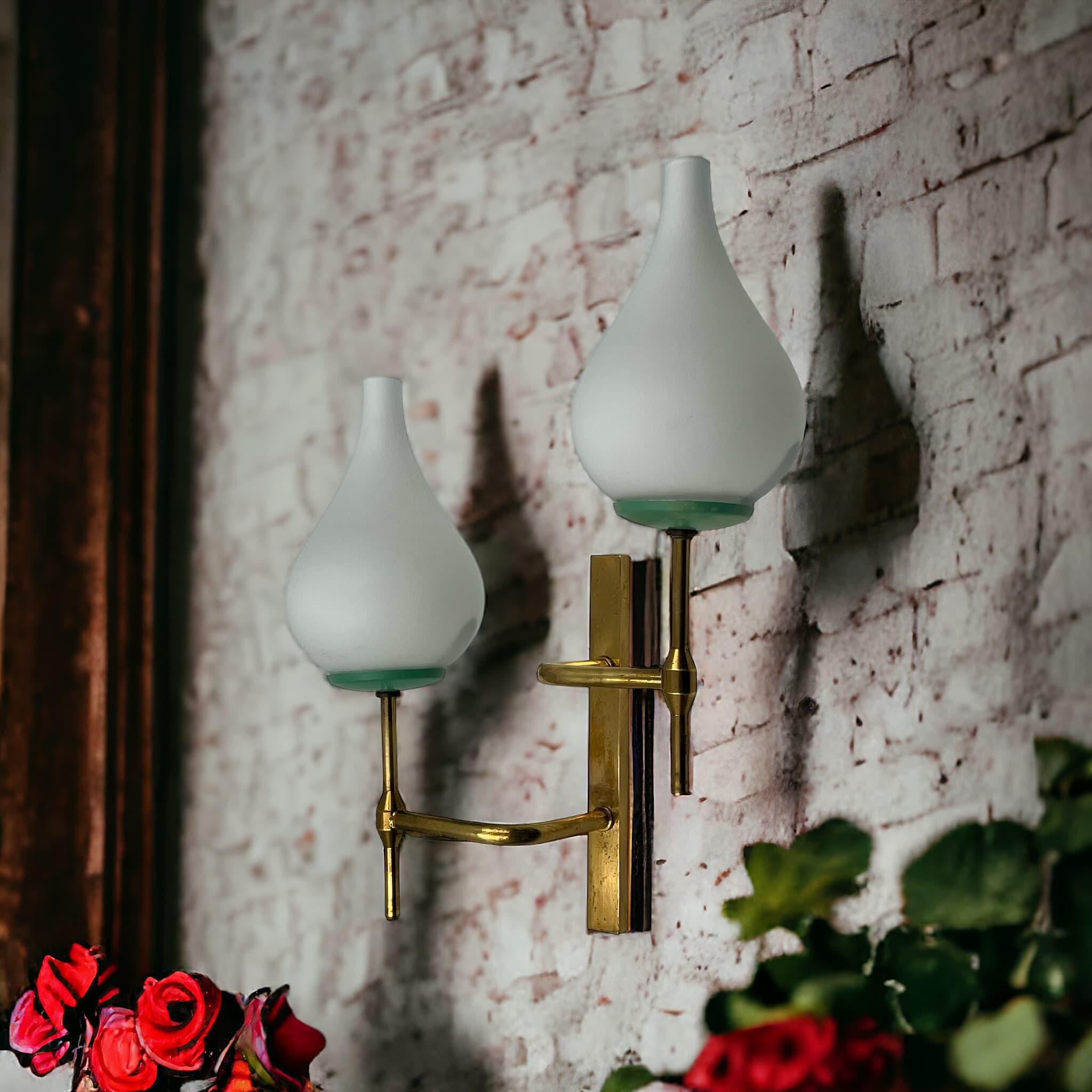 Elegant 50s Lamp Stilnovo style – Vintage Italian Brass and Opaline Glass Sconce For Sale 5