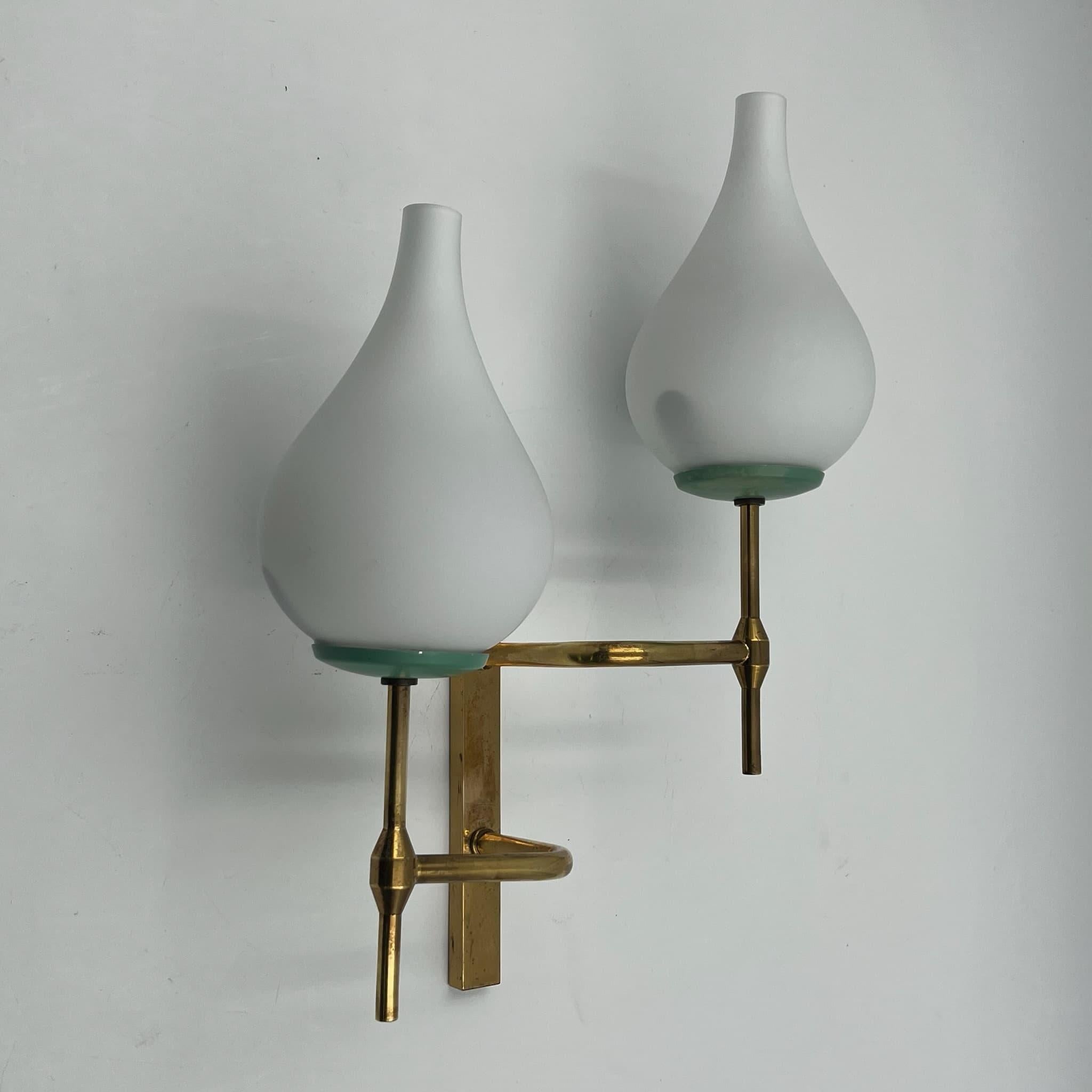 Mid-Century Modern Elegance Lamp années 50 style Stilnovo - Vintage Italian Brass and Opaline Glass Sconce en vente