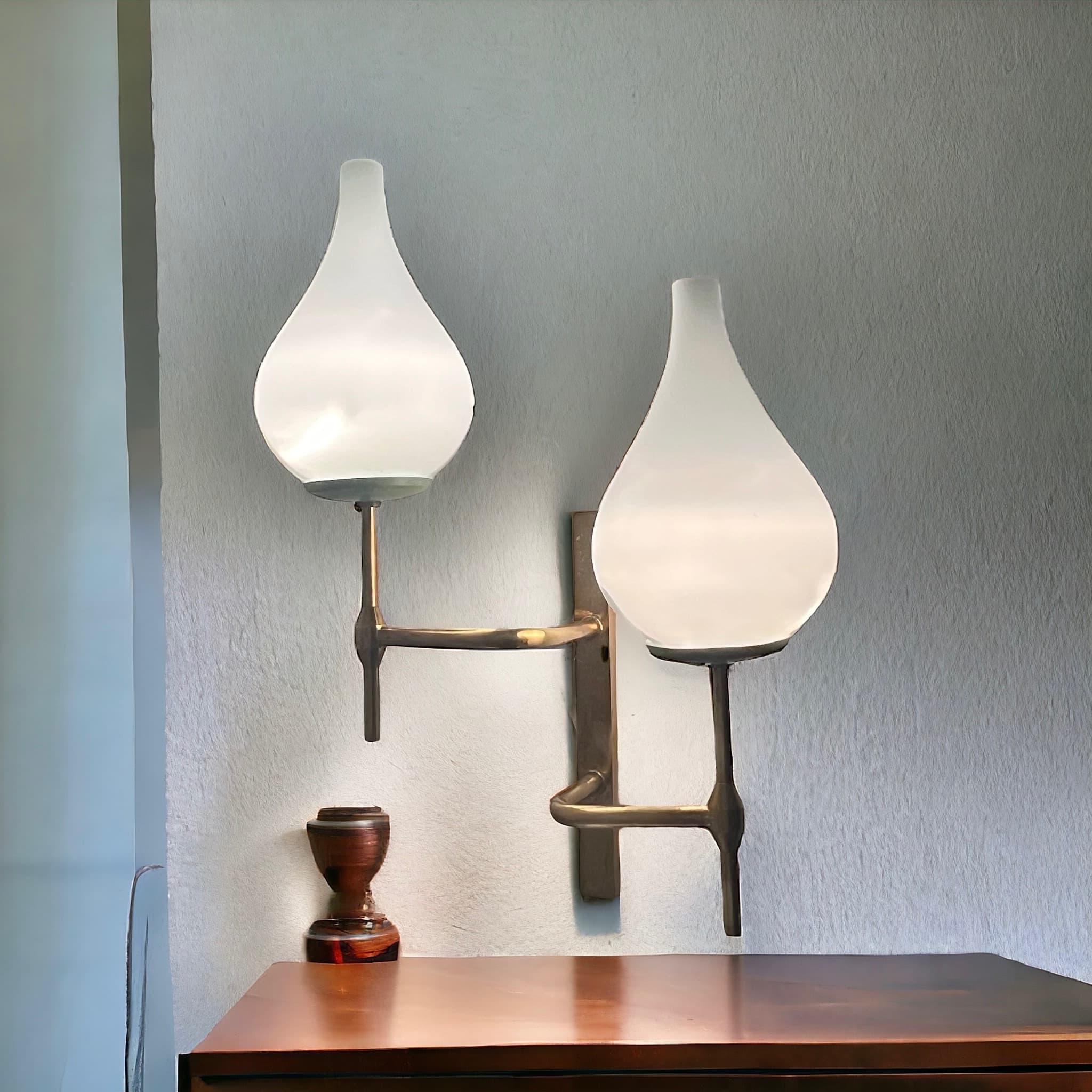 italien Elegance Lamp années 50 style Stilnovo - Vintage Italian Brass and Opaline Glass Sconce en vente