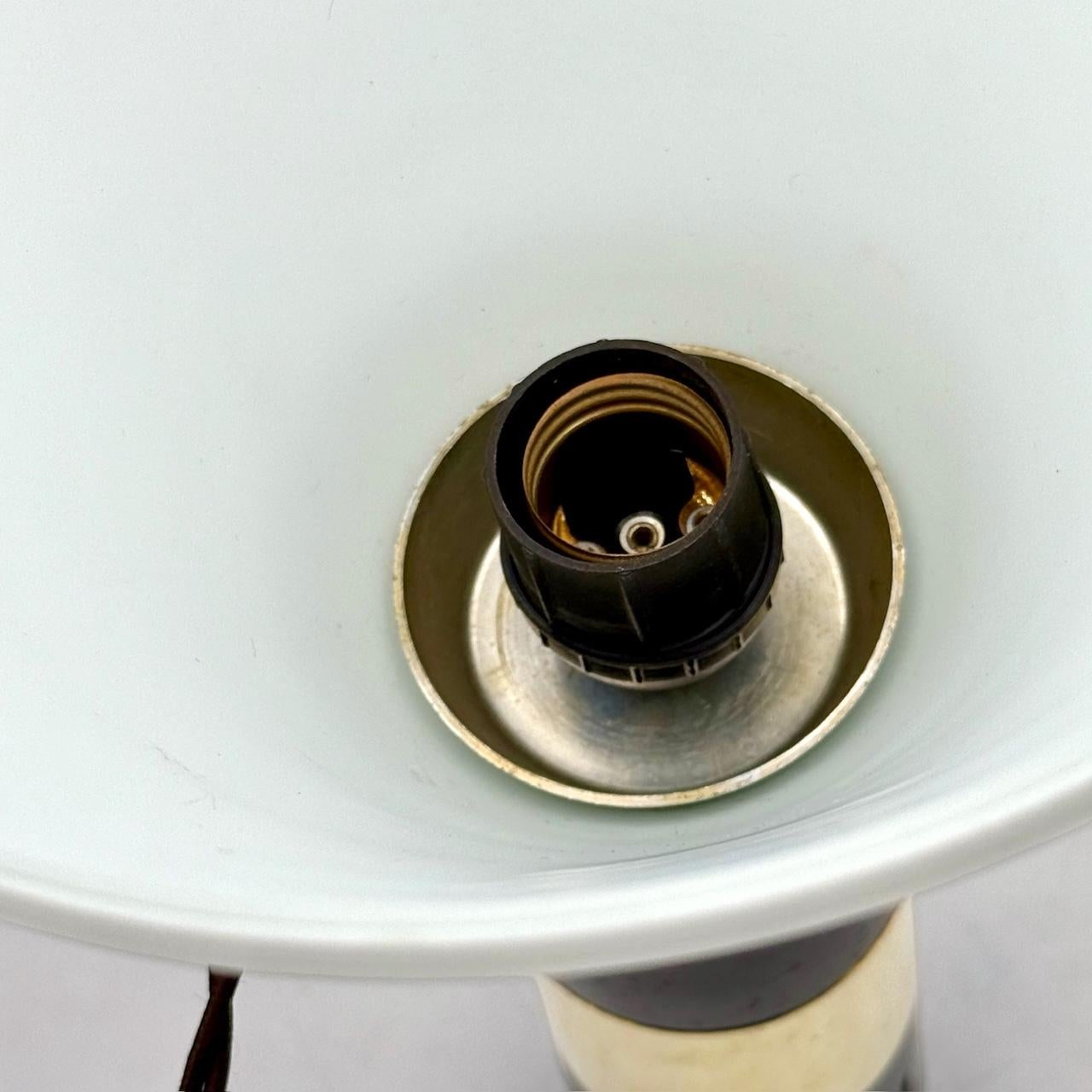 Elegance 50s Lamp Stilnovo - Pendentif Vintage Italian Brass and Opaline Glass en vente 3