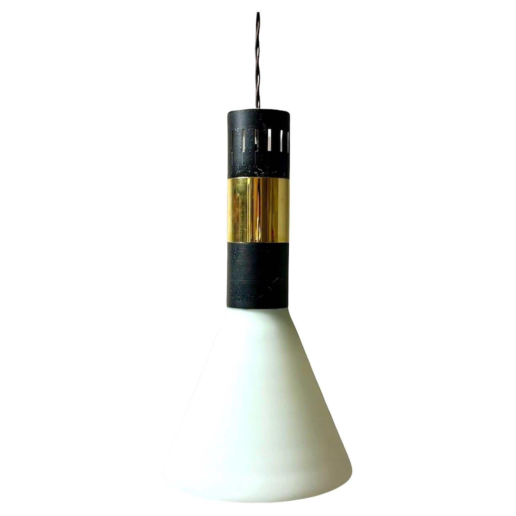 Cette lampe suspendue italienne des années 1950, attribuée à Stilnovo, est un excellent exemple du design d'éclairage du milieu du siècle. Doté d'un diffuseur conique en verre opalin, il assure un éclairage doux et diffus. La structure en métal noir