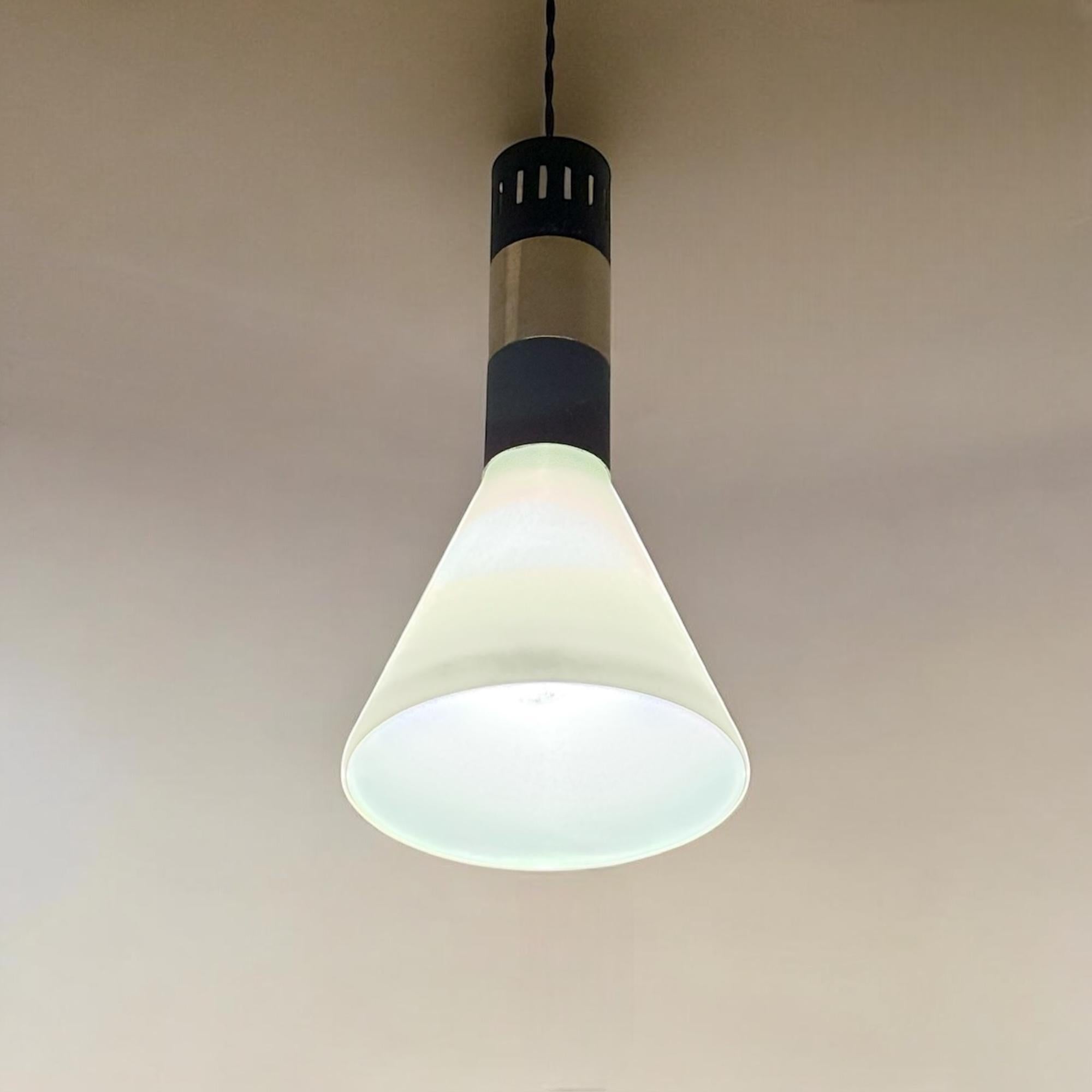 italien Elegance 50s Lamp Stilnovo - Pendentif Vintage Italian Brass and Opaline Glass en vente