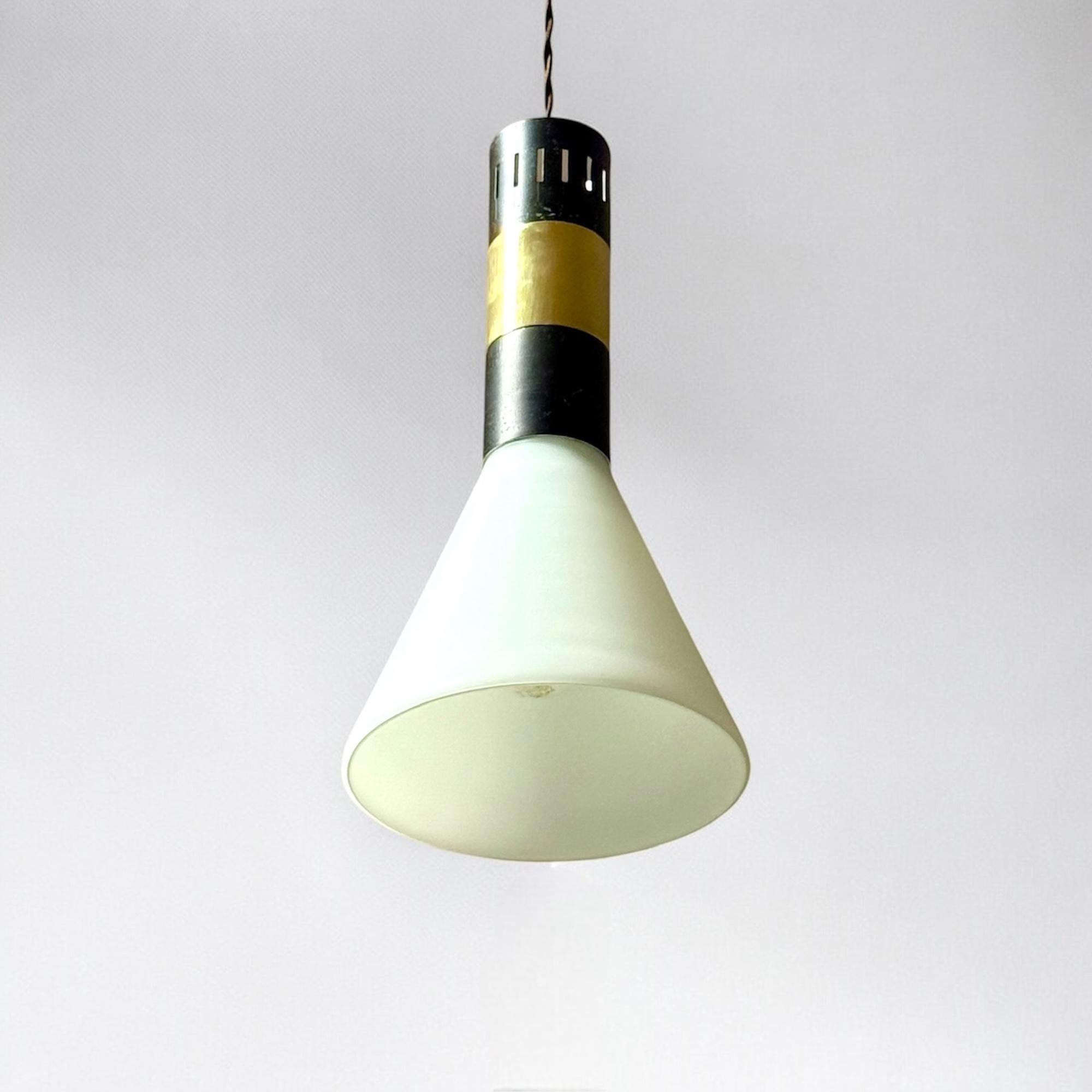 Elegance 50s Lamp Stilnovo - Pendentif Vintage Italian Brass and Opaline Glass Bon état - En vente à San Benedetto Del Tronto, IT