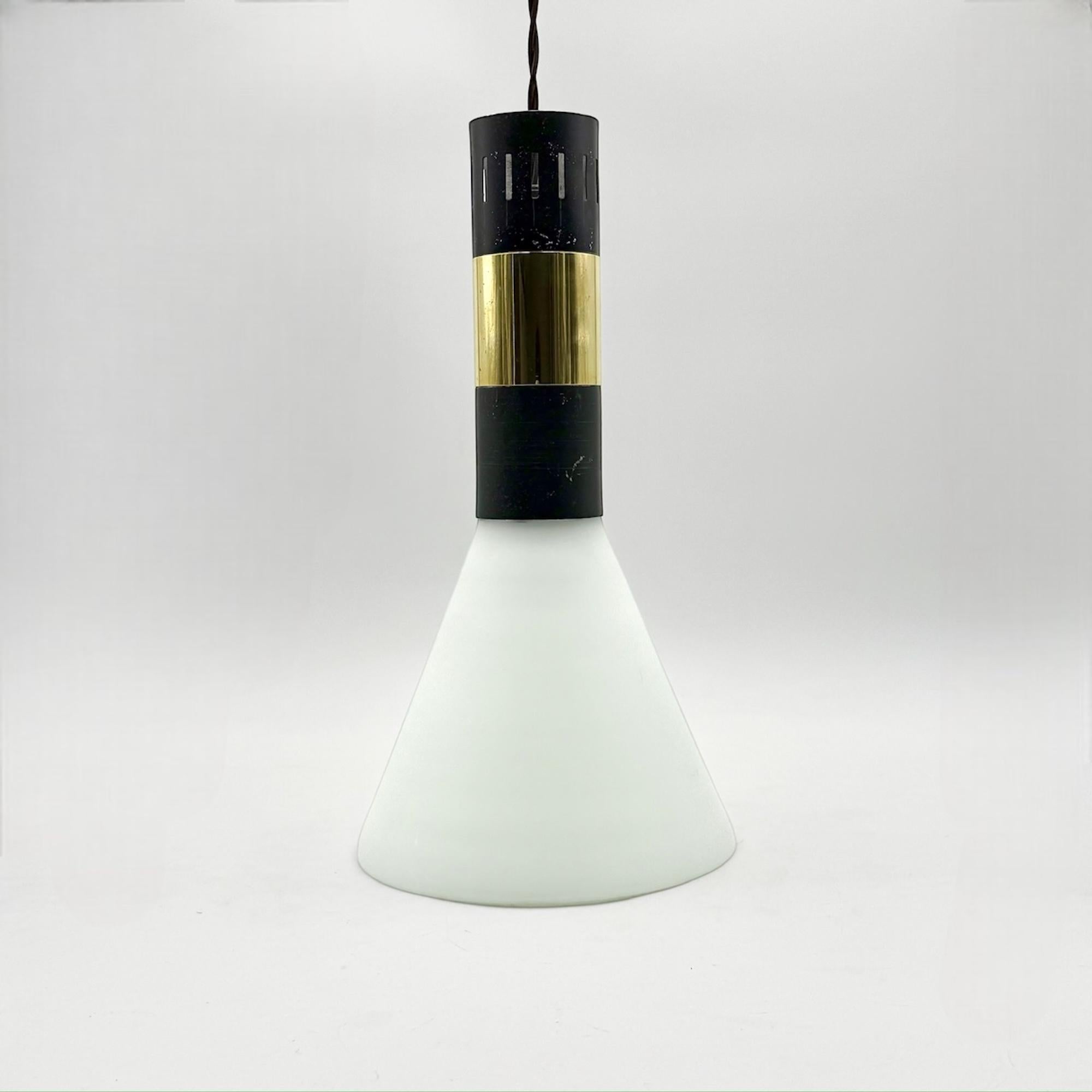 Milieu du XXe siècle Elegance 50s Lamp Stilnovo - Pendentif Vintage Italian Brass and Opaline Glass en vente