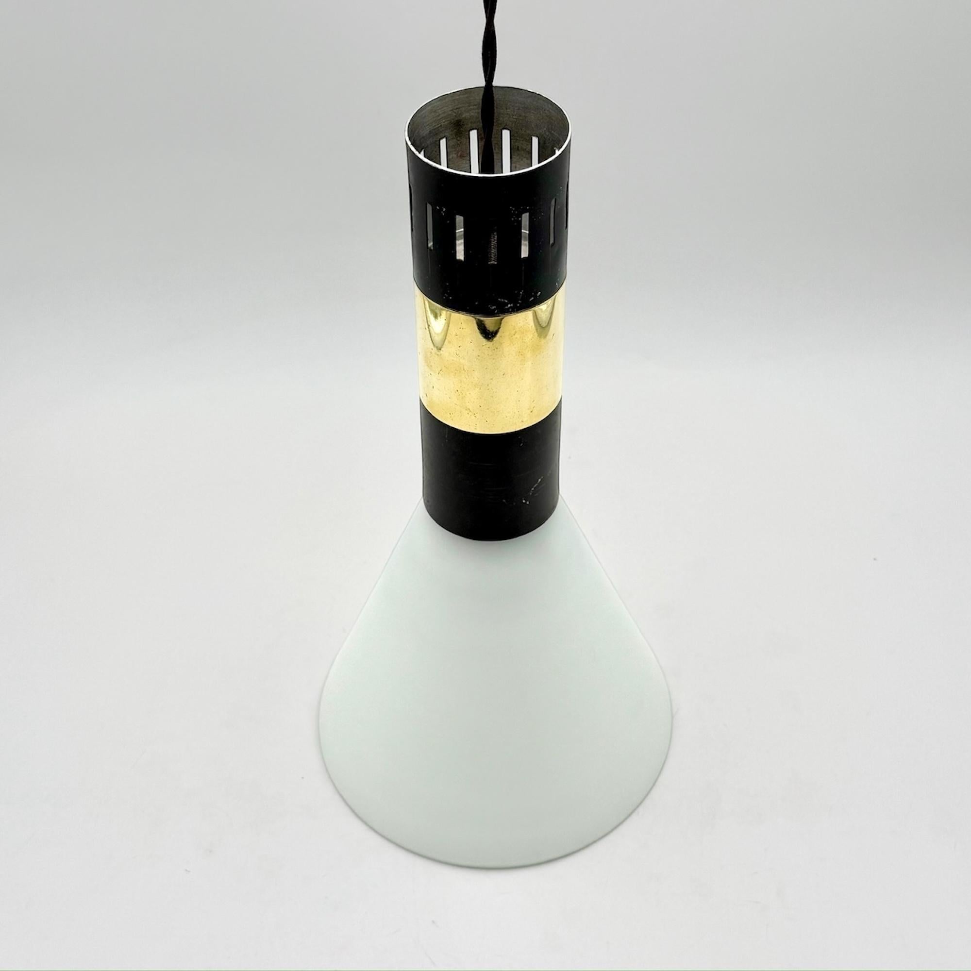 Métal Elegance 50s Lamp Stilnovo - Pendentif Vintage Italian Brass and Opaline Glass en vente