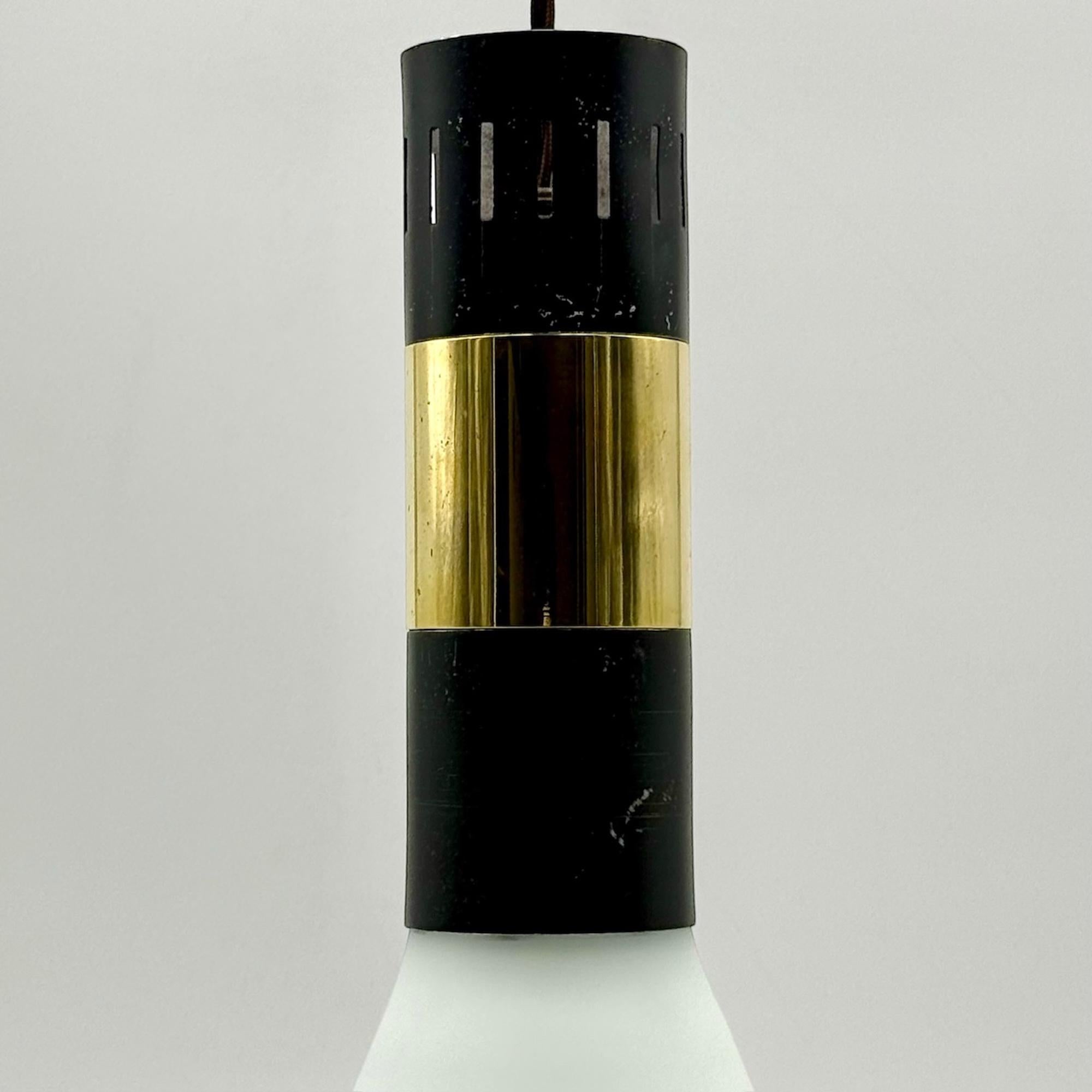 Elegance 50s Lamp Stilnovo - Pendentif Vintage Italian Brass and Opaline Glass en vente 1