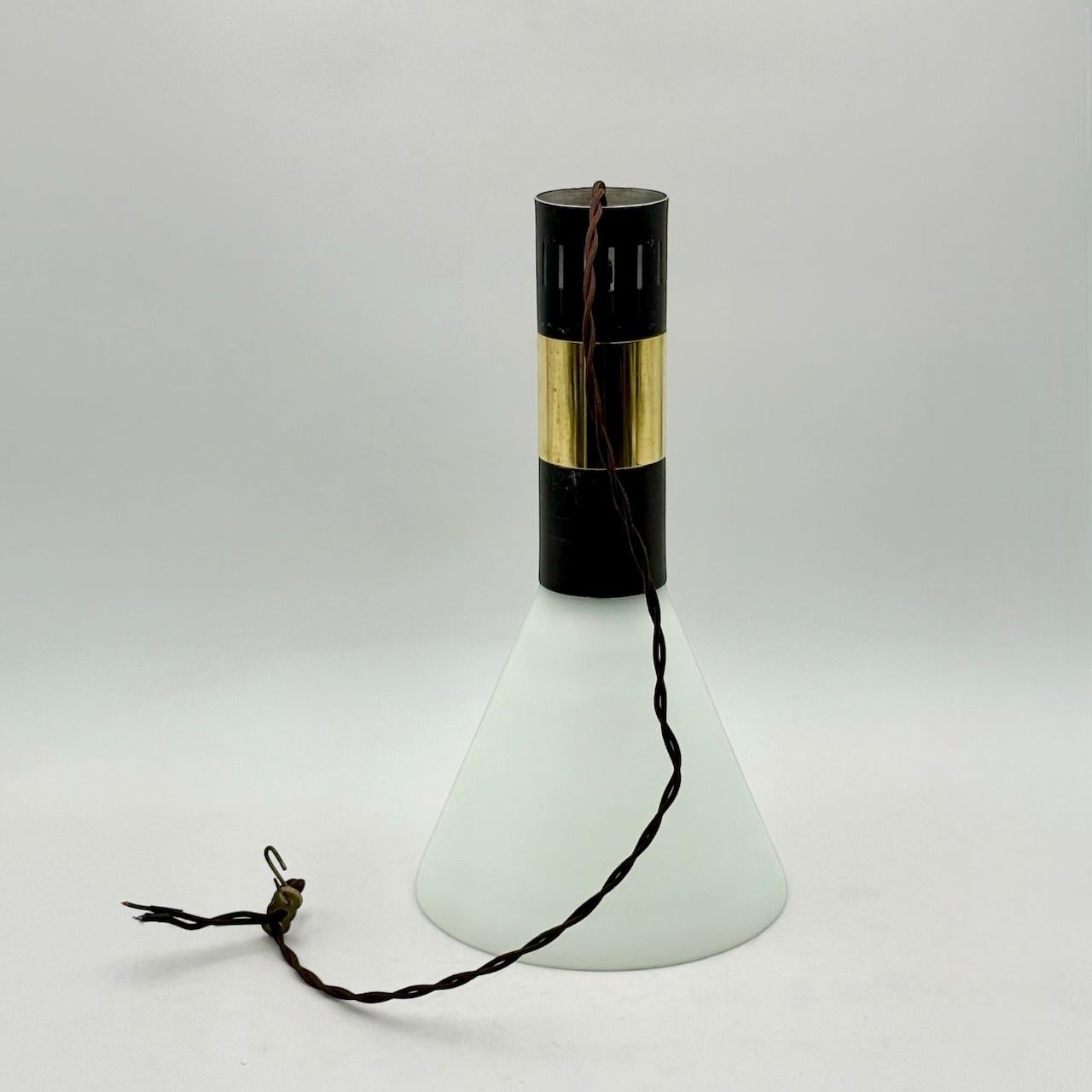 Elegance 50s Lamp Stilnovo - Pendentif Vintage Italian Brass and Opaline Glass en vente 2