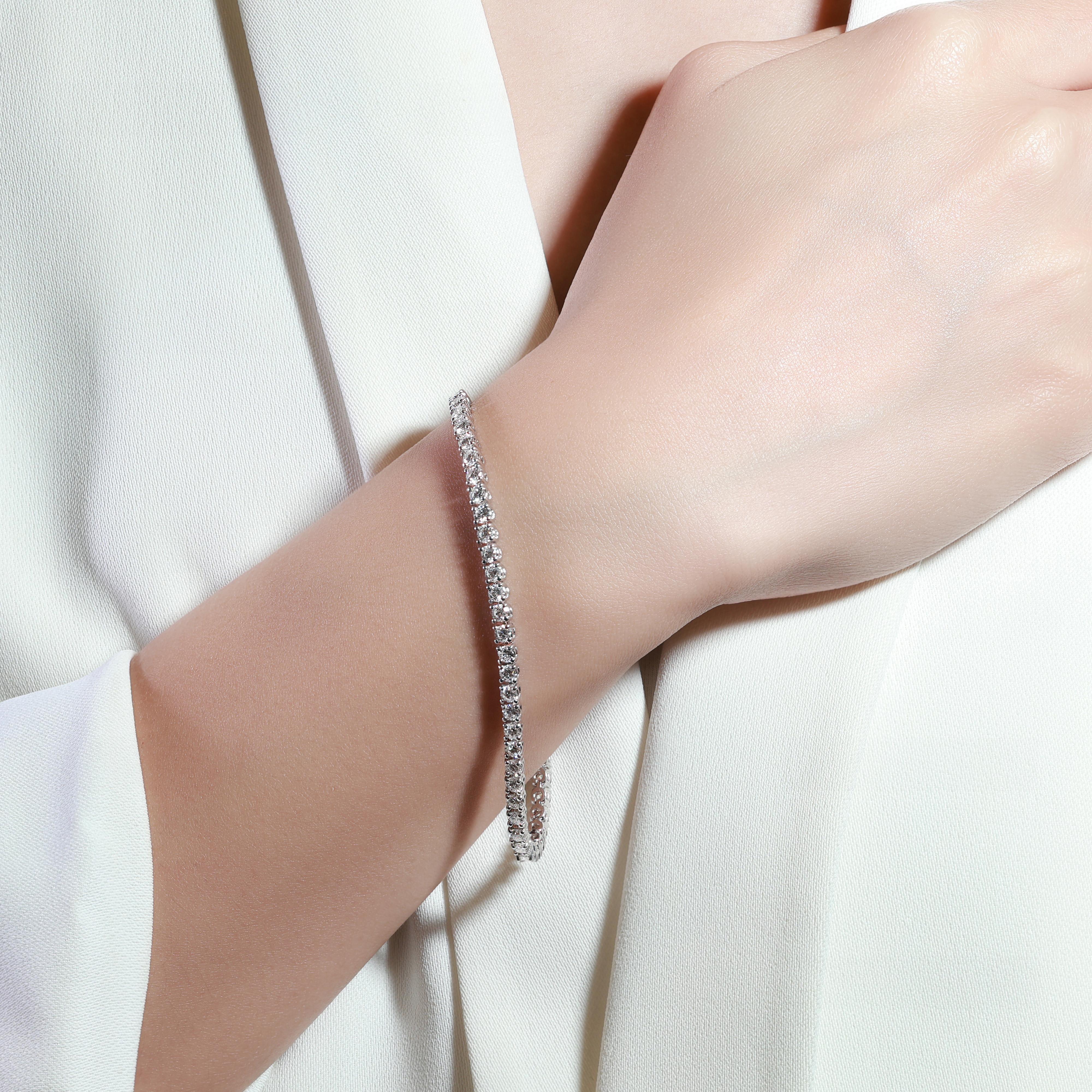 Elegante Pulsera de Tenis de Diamantes de 5,12ct en Oro Blanco de 14k - Certificado IGI

Eleva tu estilo con esta impresionante pulsera tenis de oro blanco de 14k, meticulosamente engastada con 56 diamantes redondos. Con un peso total en quilates de